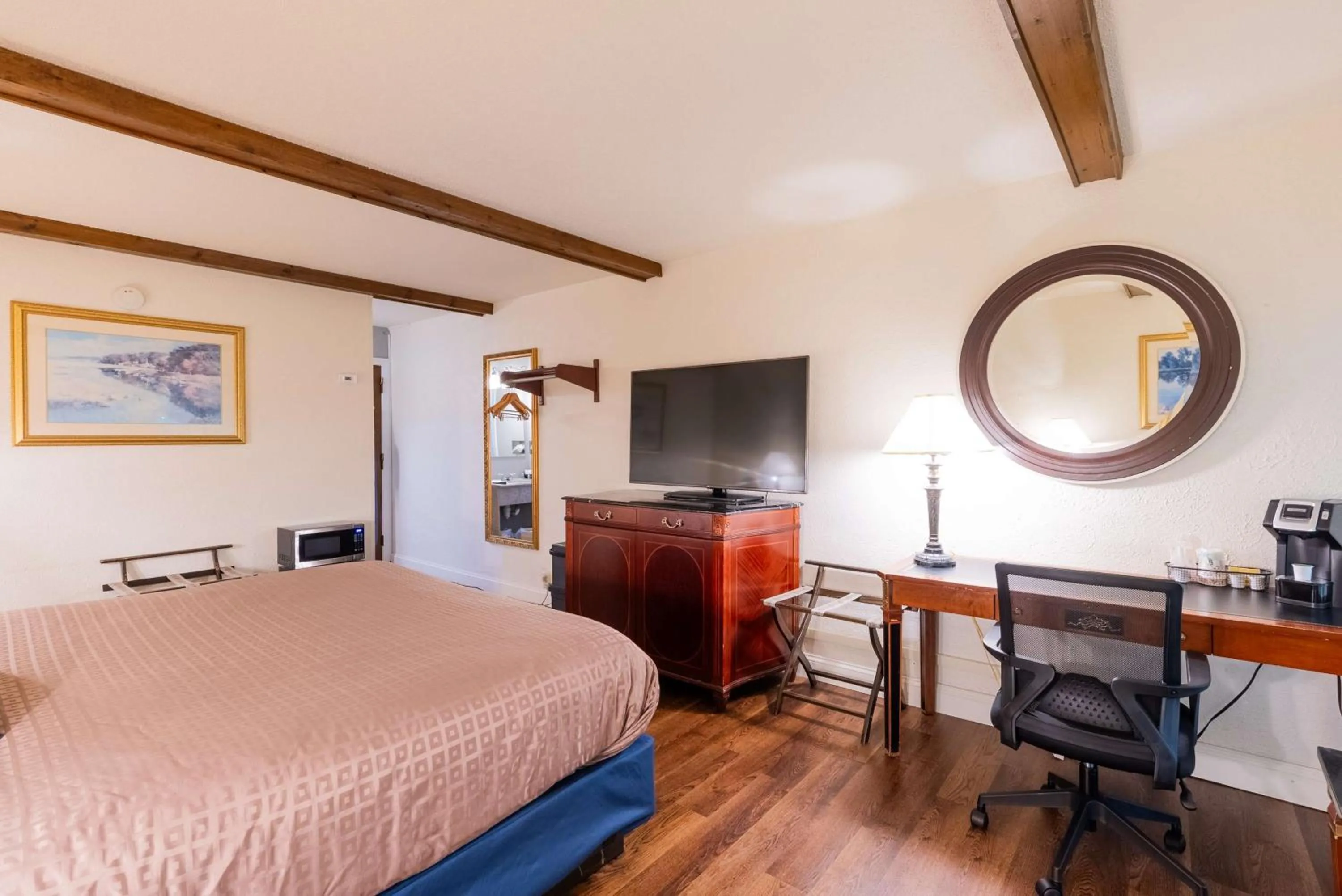 Bedroom, Bed in Fireside Inn and Suites Bangor