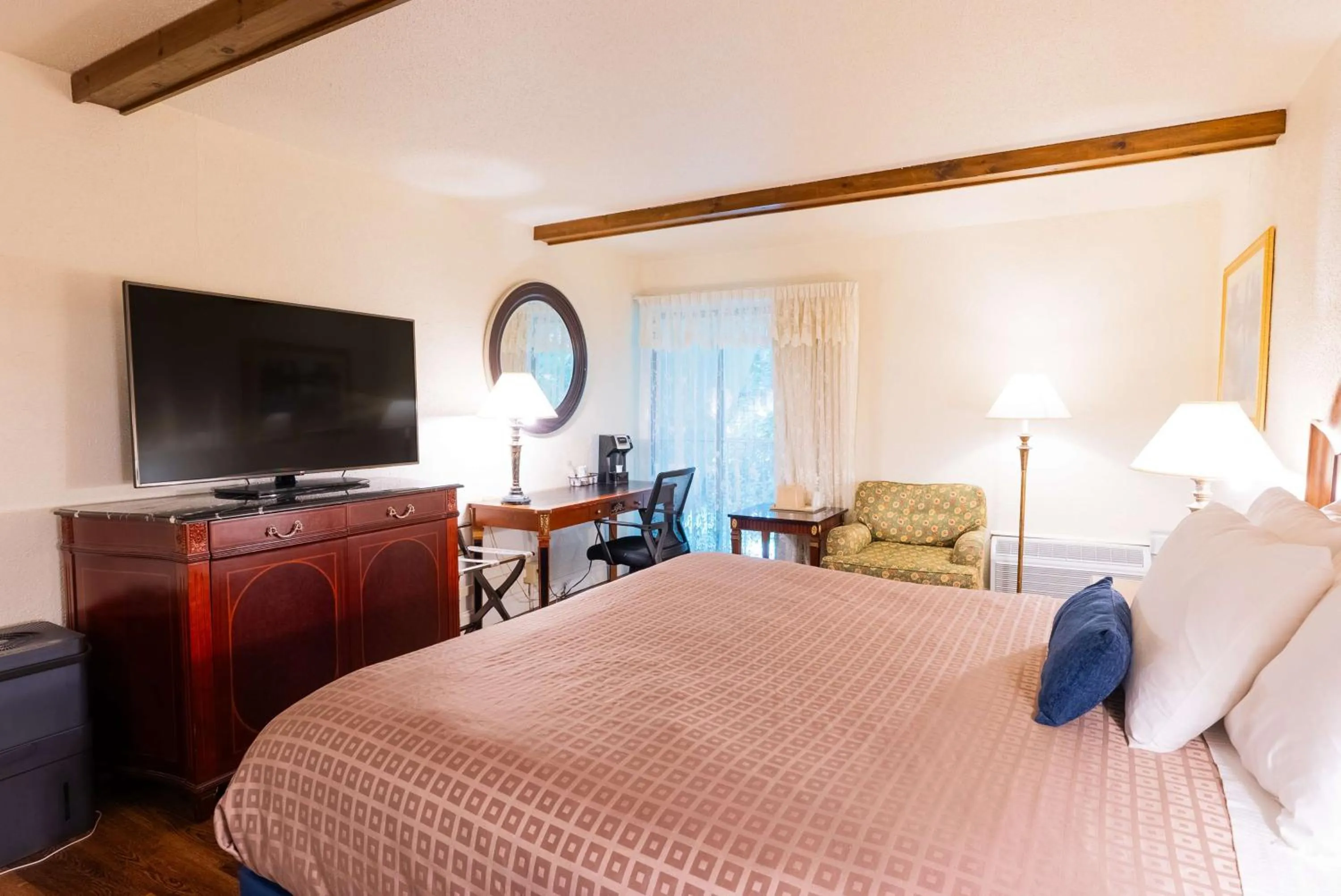 Bedroom, Bed in Fireside Inn and Suites Bangor