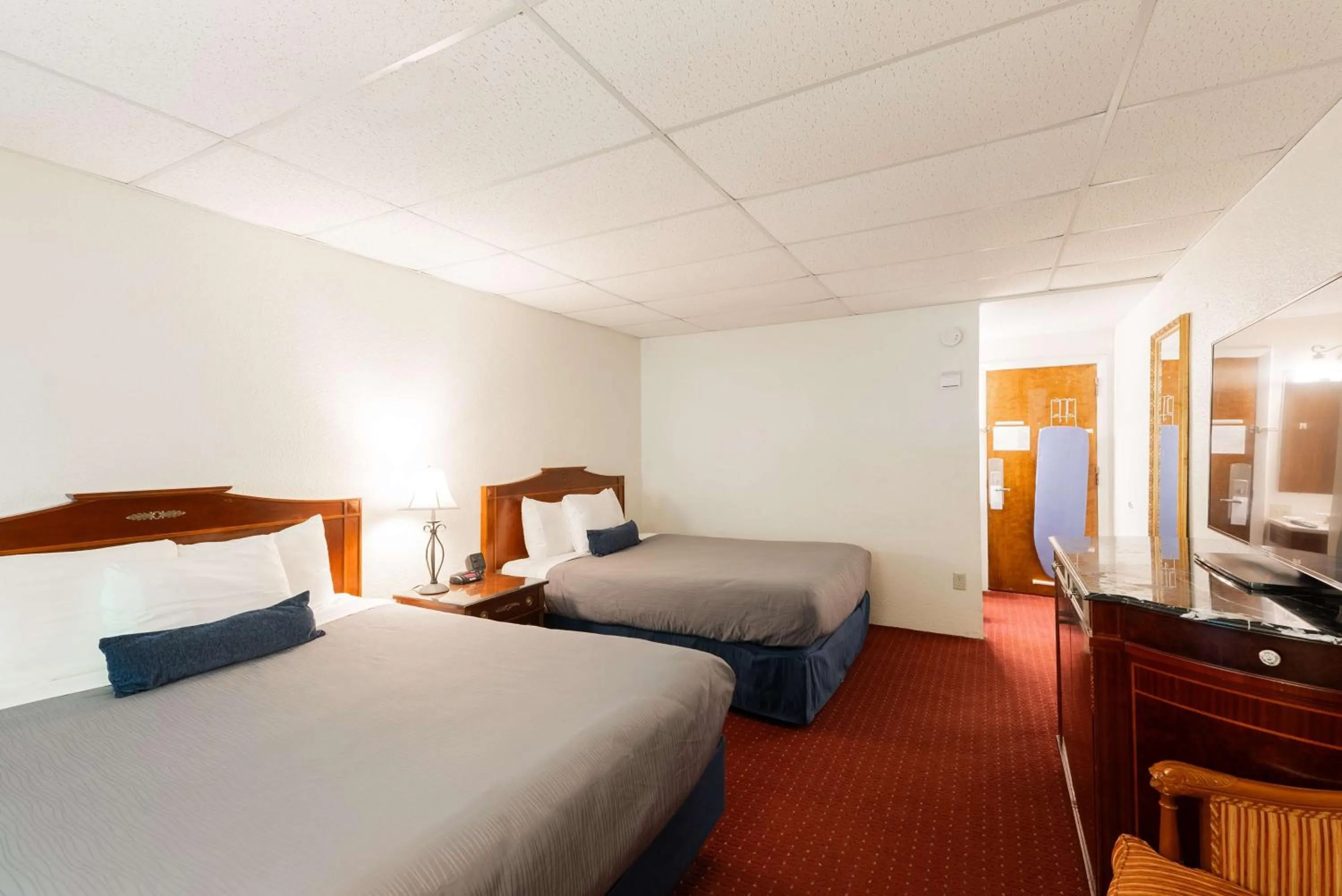 Bedroom, Bed in Fireside Inn and Suites Bangor