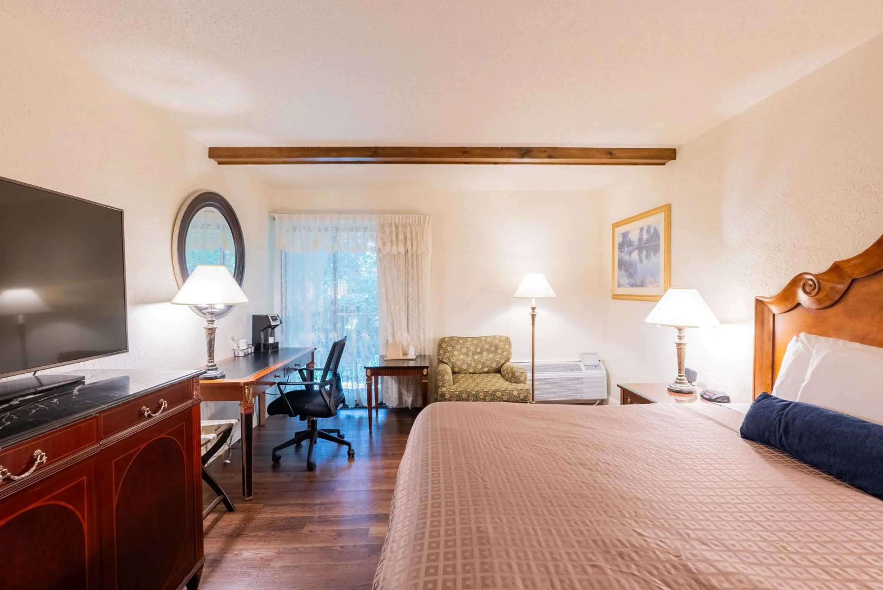 Bedroom, Bed in Fireside Inn and Suites Bangor