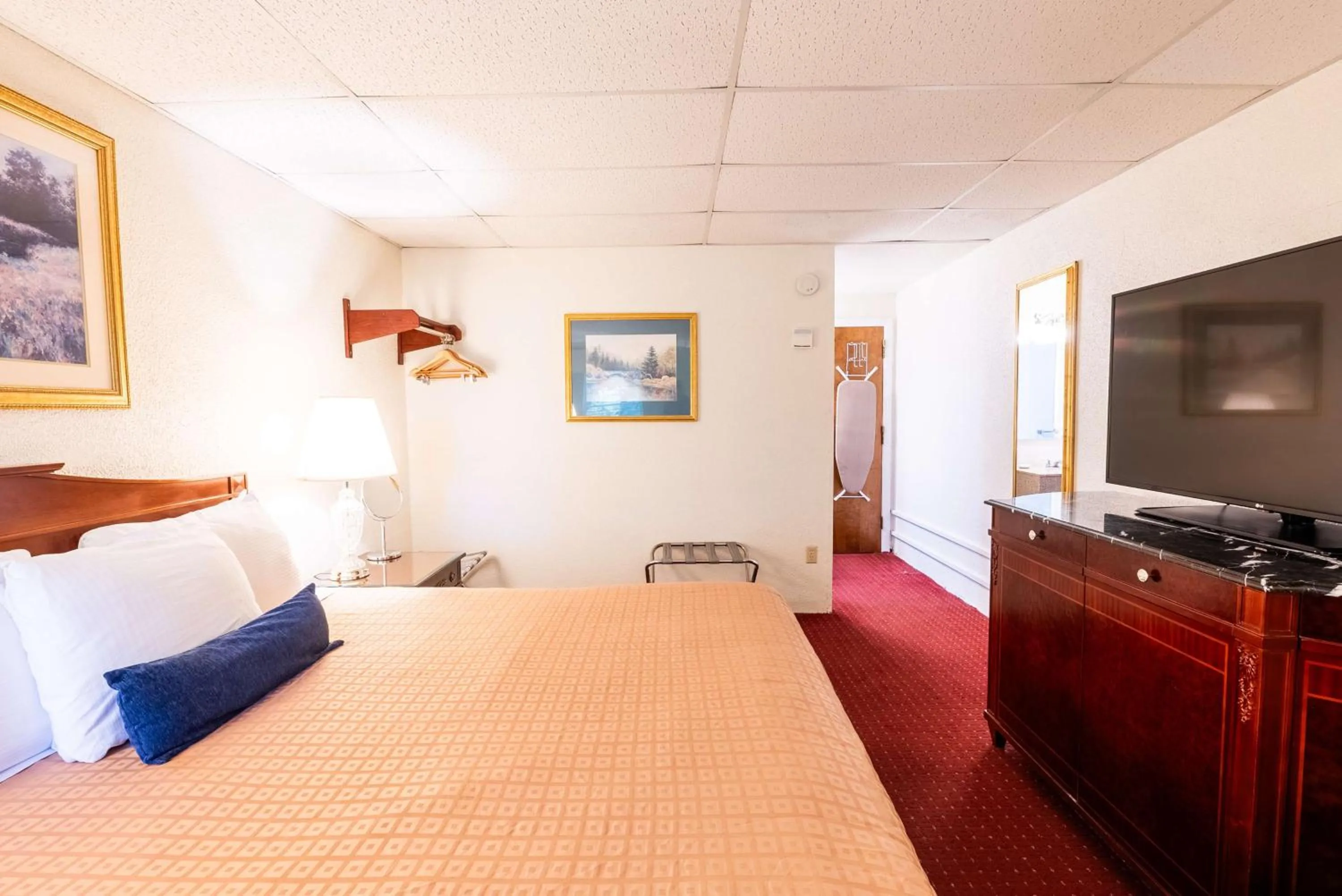 Bedroom, Bed in Fireside Inn and Suites Bangor