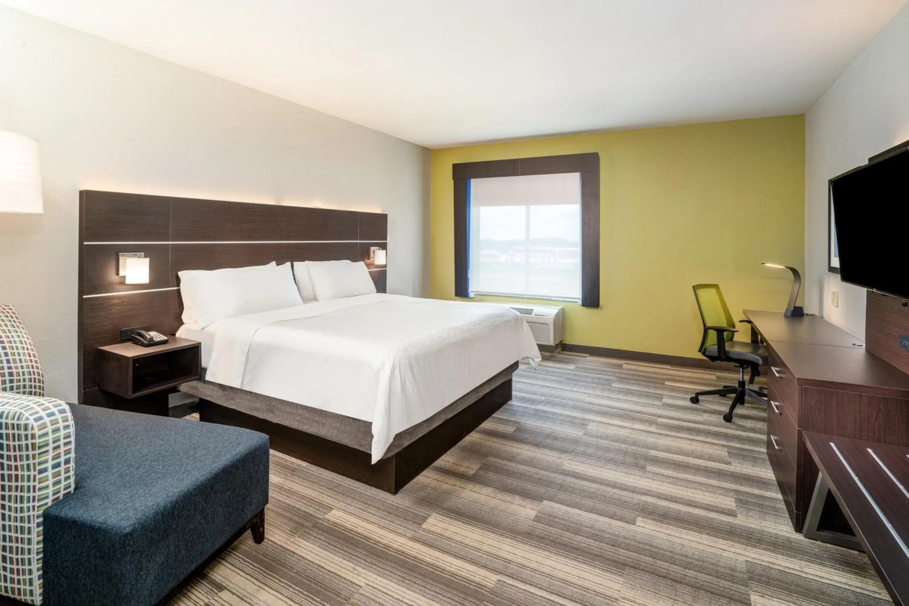 Photo of the whole room, Bed in Holiday Inn Express Hotel Winona North by IHG