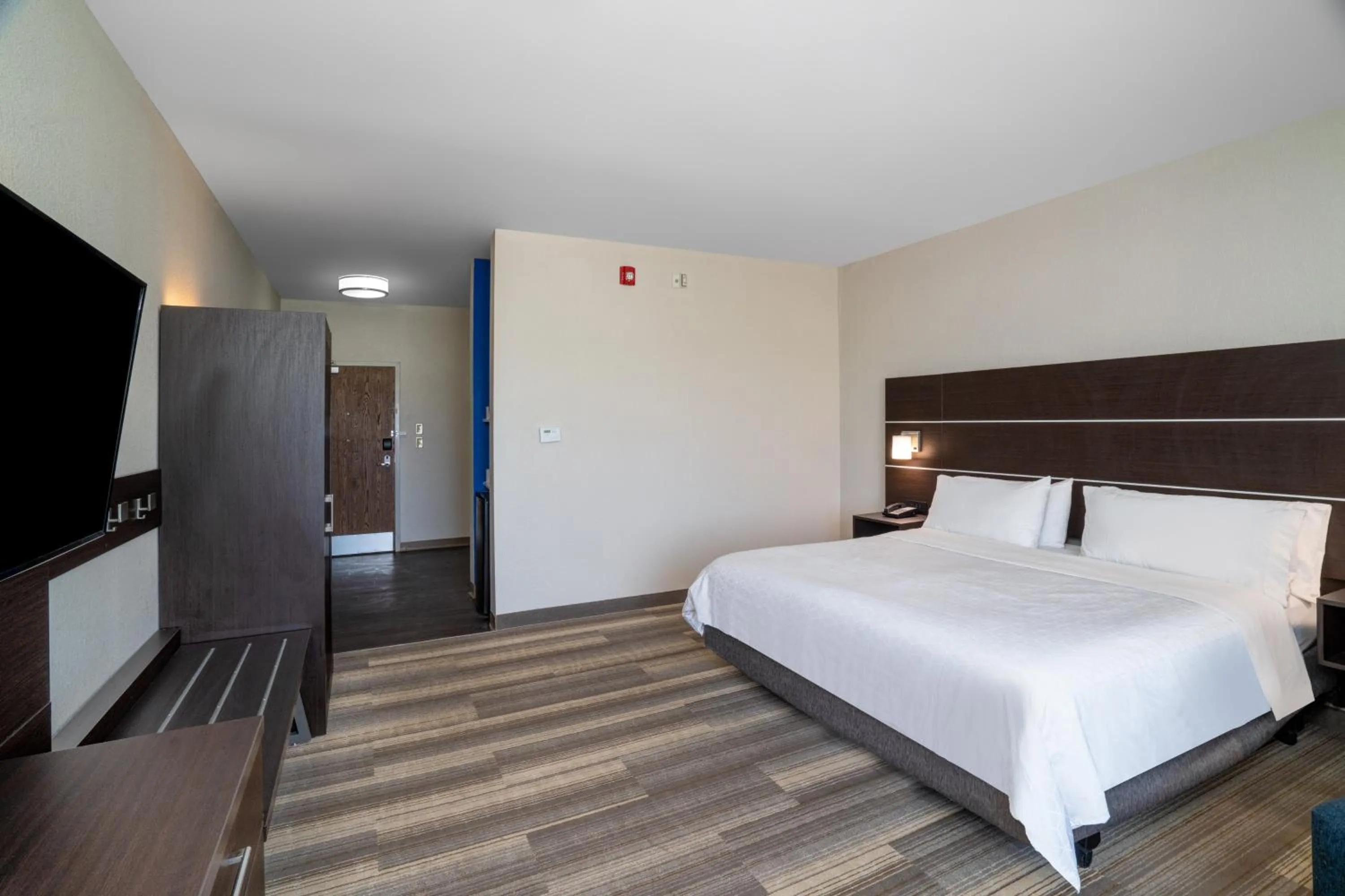 Photo of the whole room, Bed in Holiday Inn Express Hotel Winona North by IHG