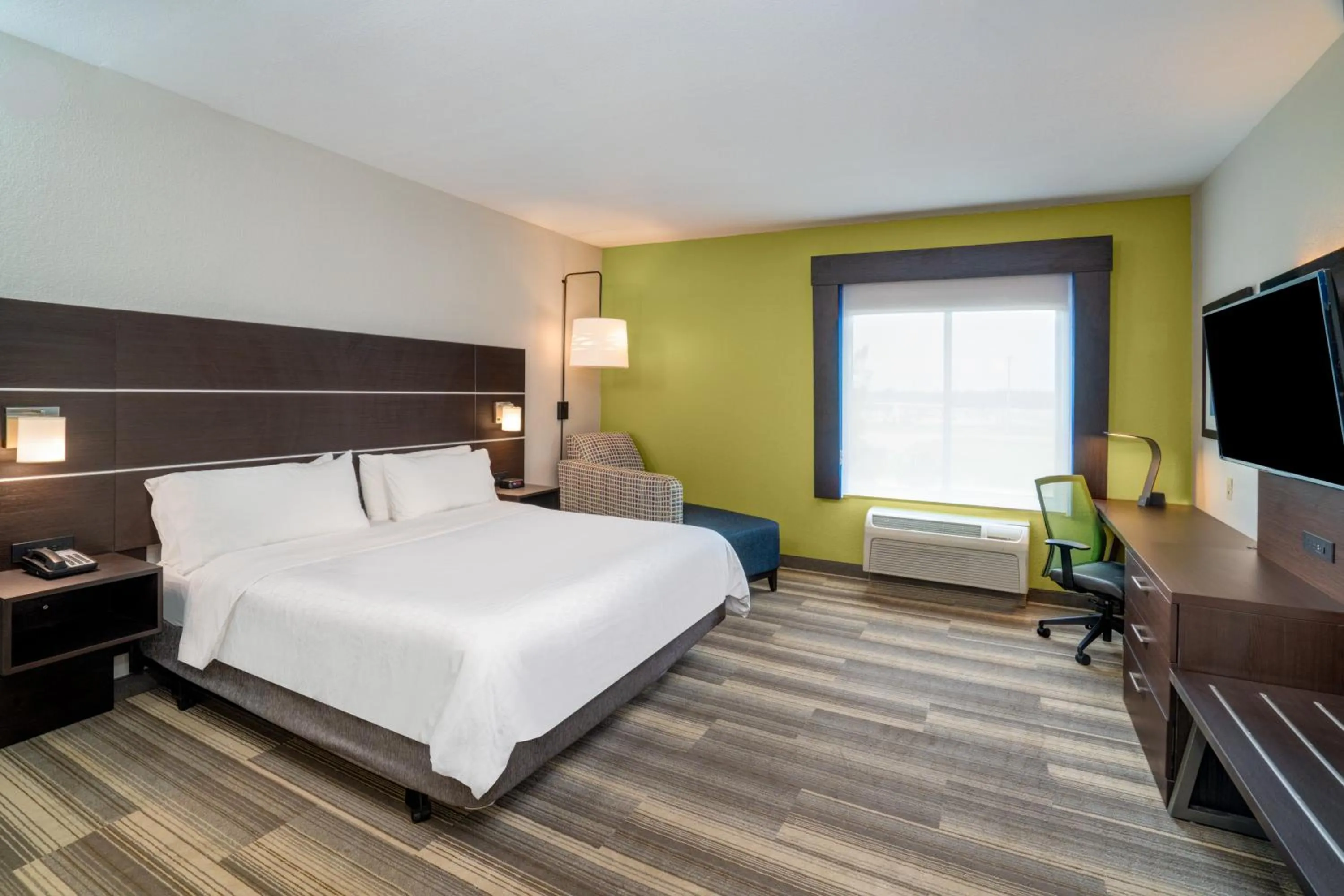 Photo of the whole room, Bed in Holiday Inn Express Hotel Winona North by IHG