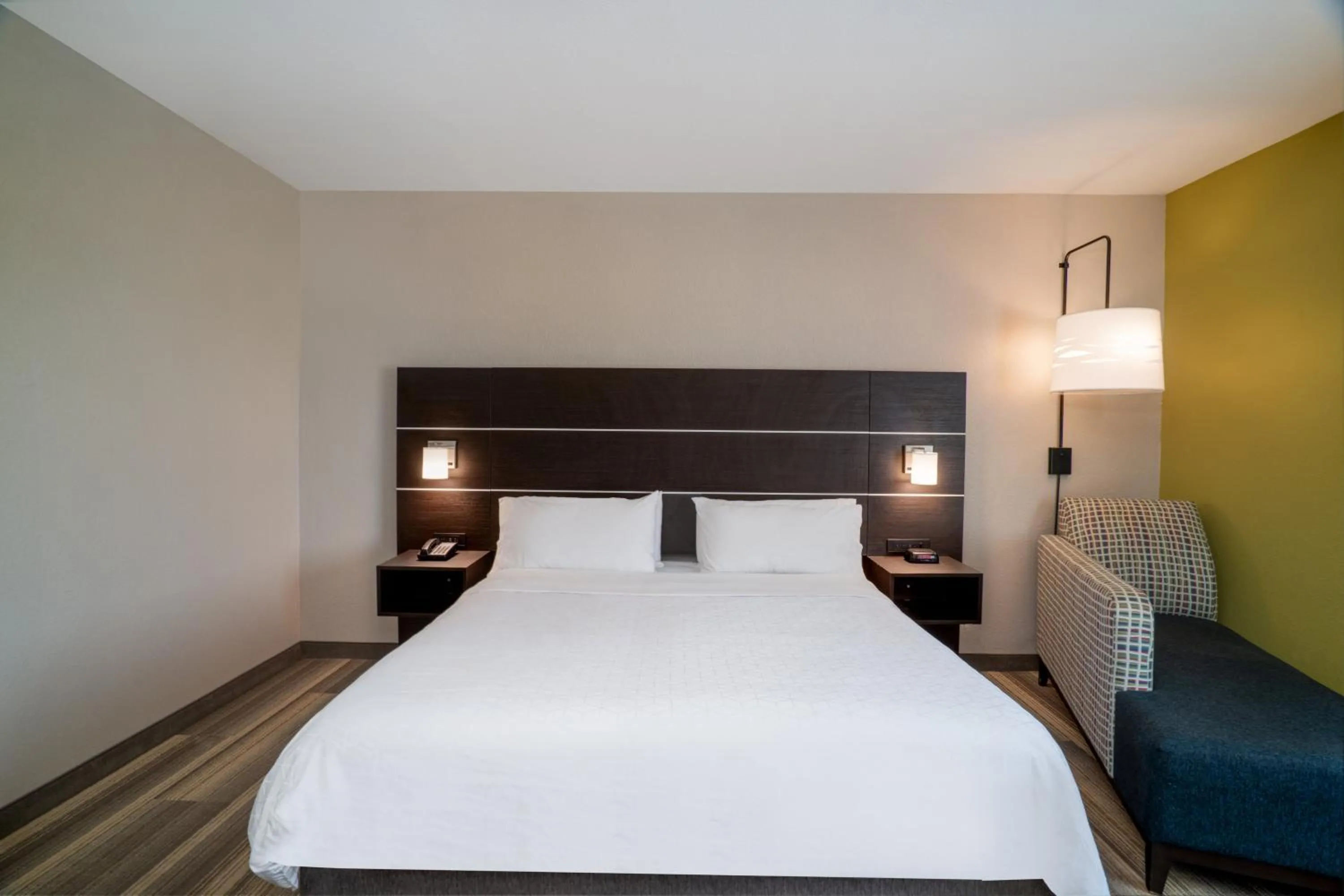 Photo of the whole room, Bed in Holiday Inn Express Hotel Winona North by IHG