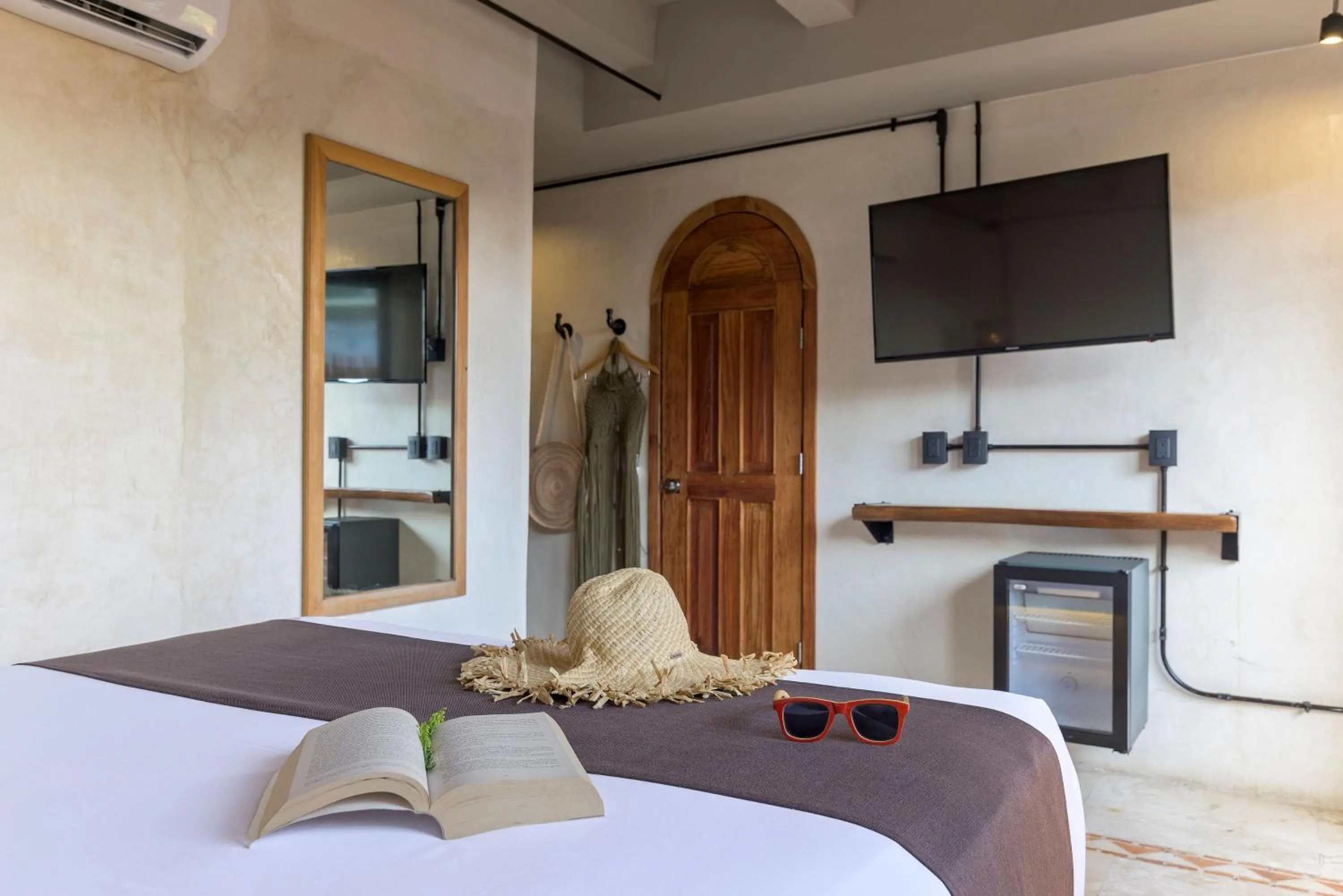 TV and multimedia, Bed in Caribbean Paradise Hotel & Spa - 5th Avenue