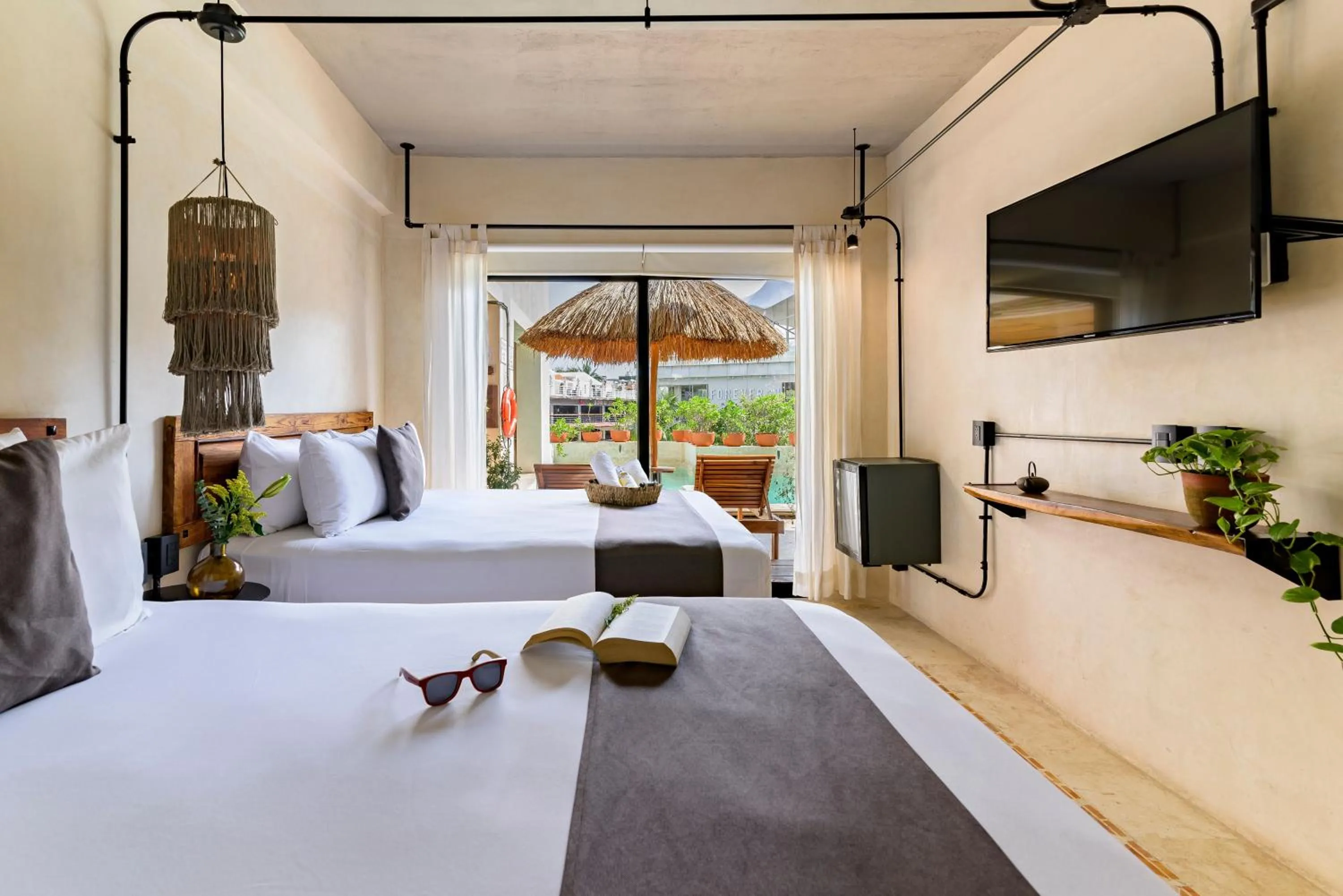 TV and multimedia, Bed in Caribbean Paradise Hotel & Spa - 5th Avenue