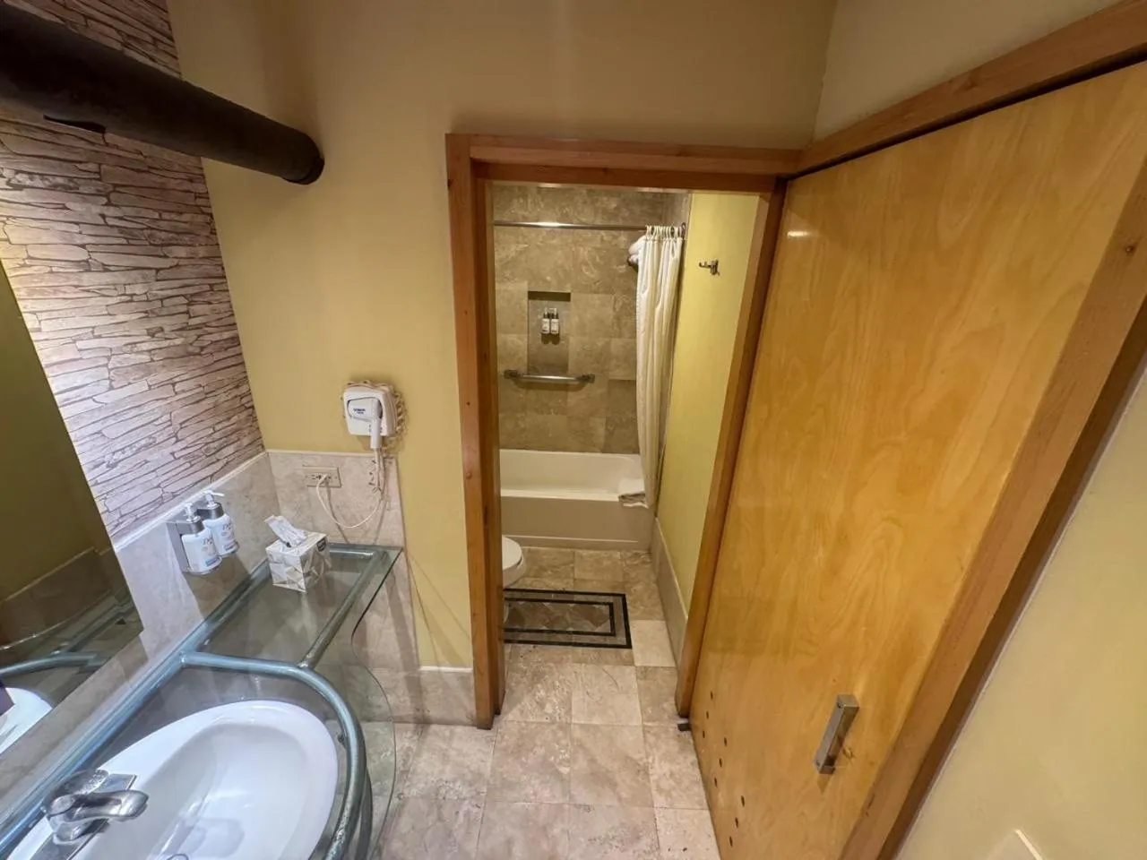 Shower in Hotel Colonial Hermosillo