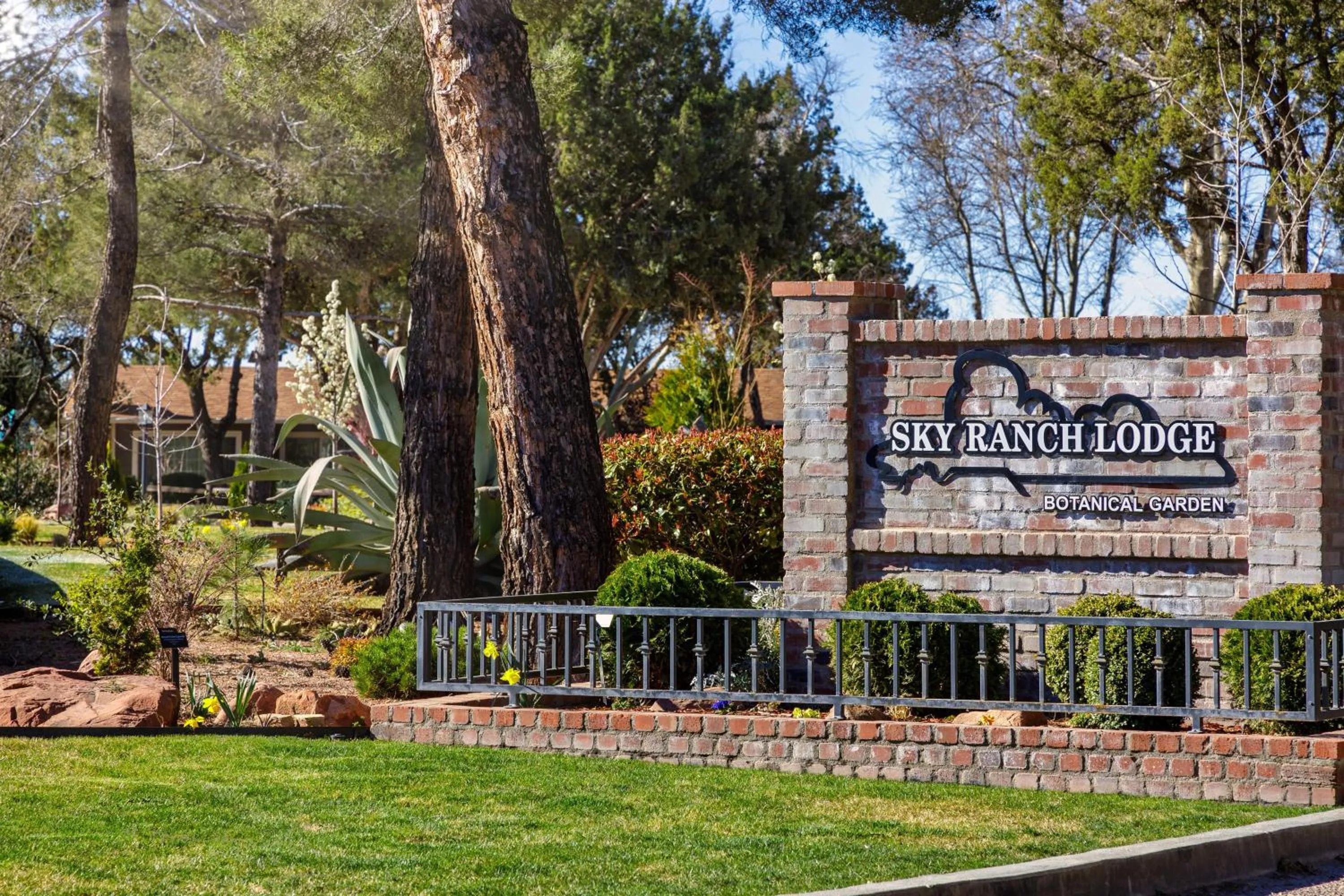 Facade/entrance in Sky Ranch Lodge