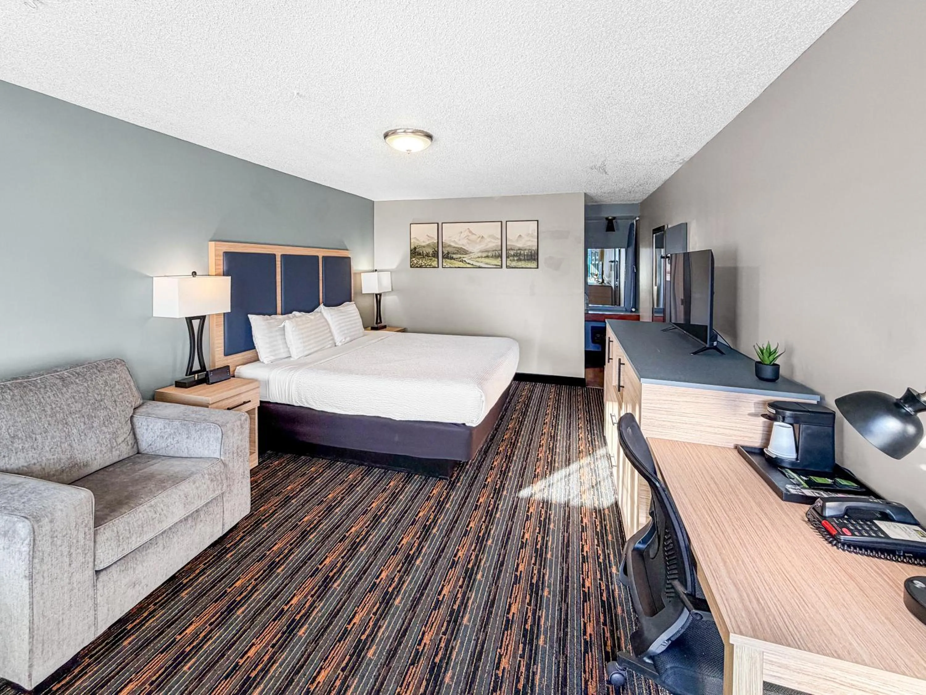 Photo of the whole room, Bed in Courtesy Inn Downtown Eugene