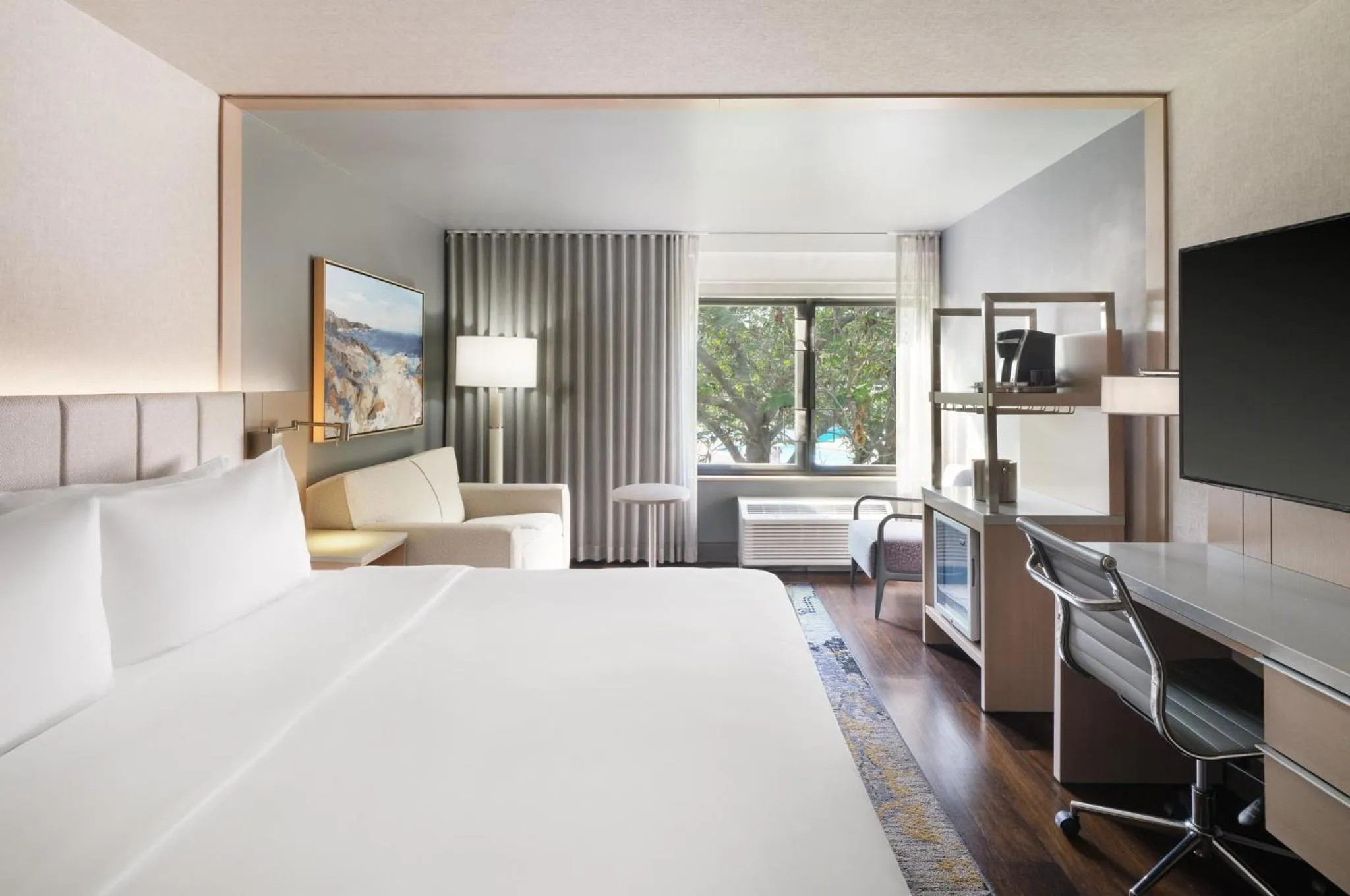 Photo of the whole room, Bed in Hotel Indigo East End by IHG