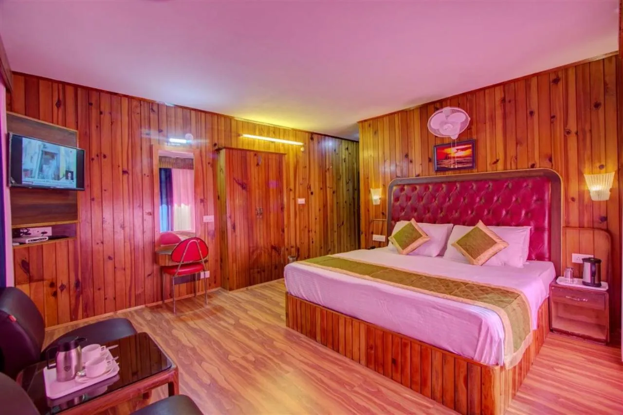 Communal lounge/ TV room, Bed in Hotel Samiru Manali