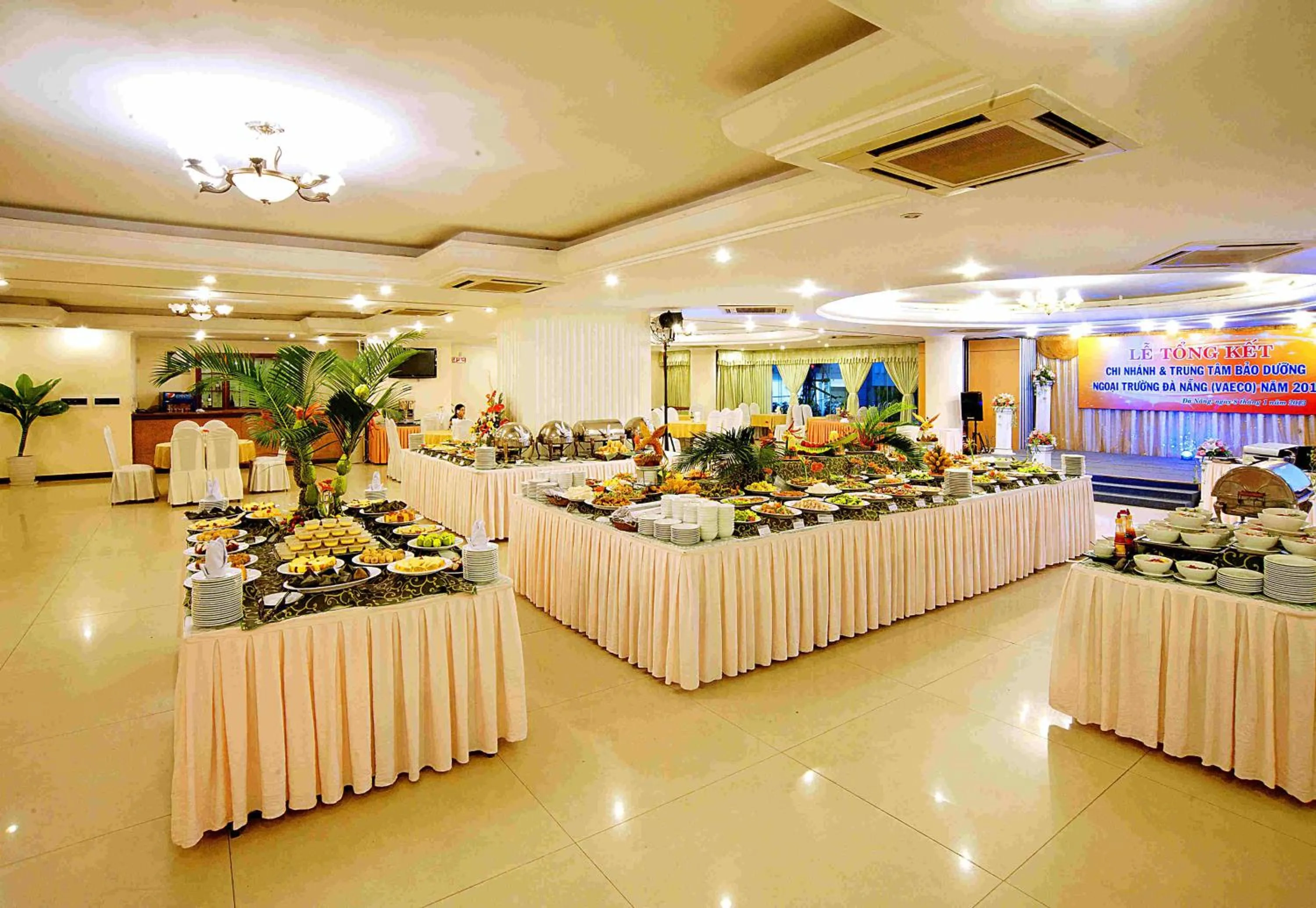 Restaurant/places to eat in Bamboo Green Central Hotel