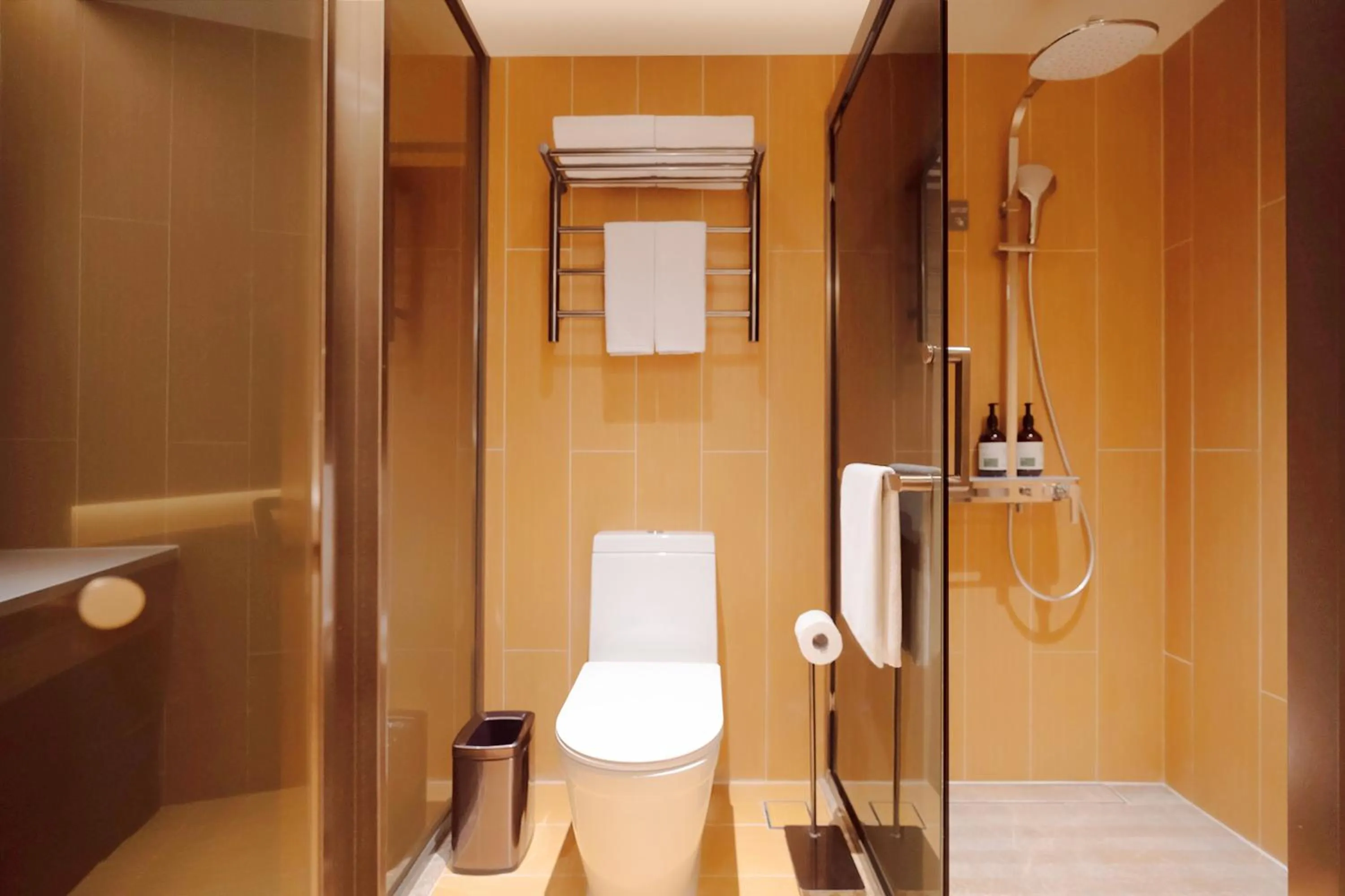 Toilet in Ji Hotel Orchard Singapore