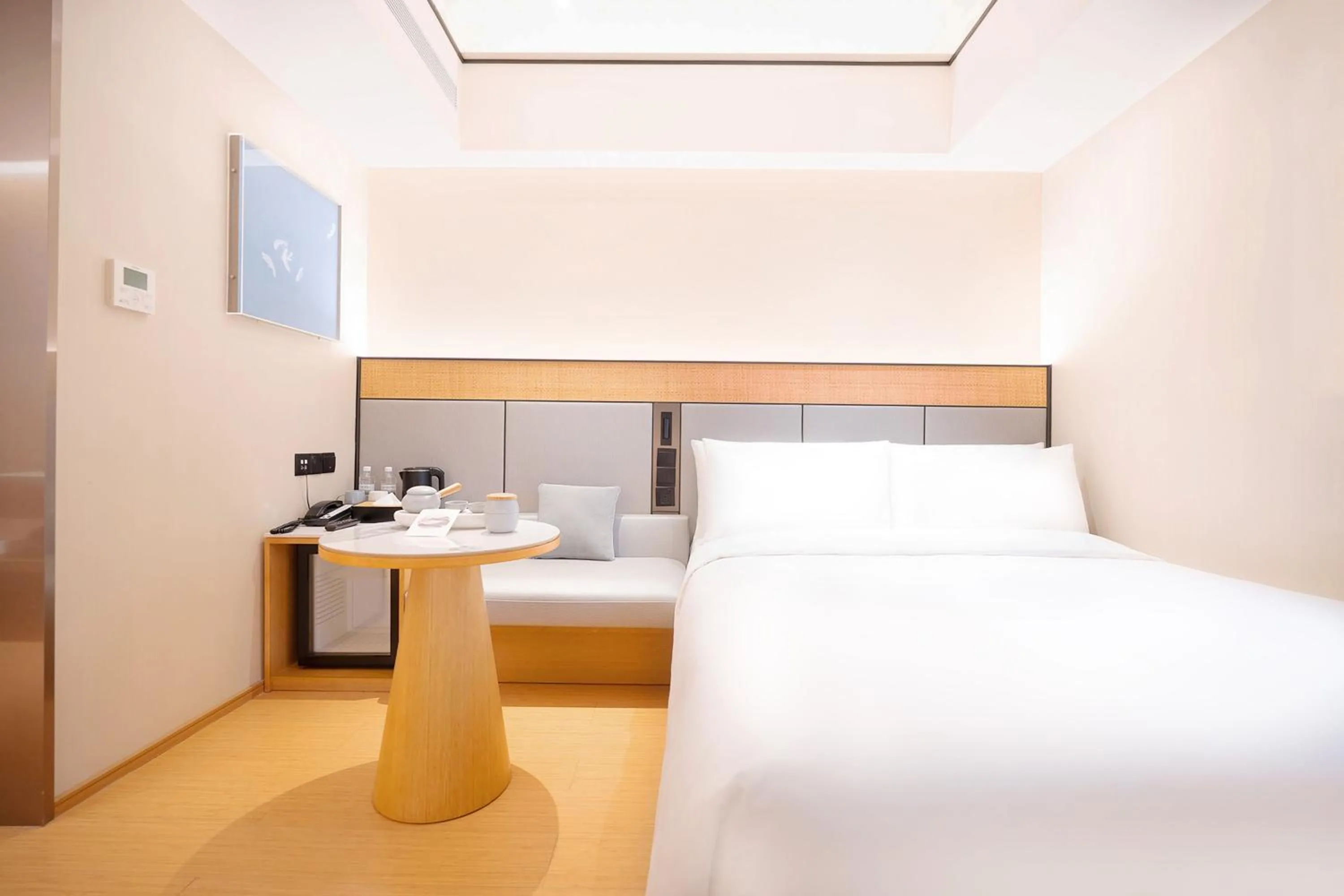 Bed in Ji Hotel Orchard Singapore