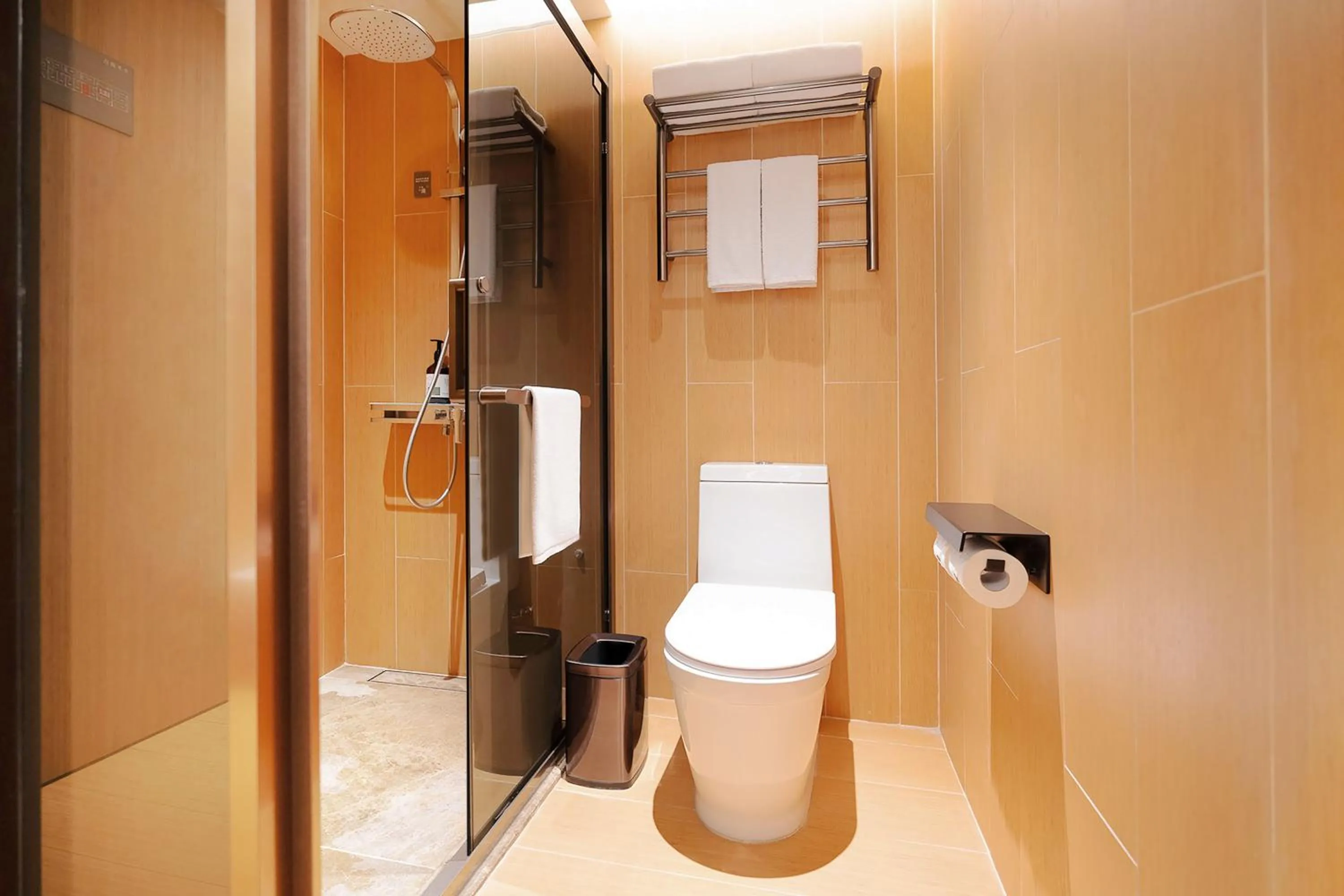 Toilet in Ji Hotel Orchard Singapore