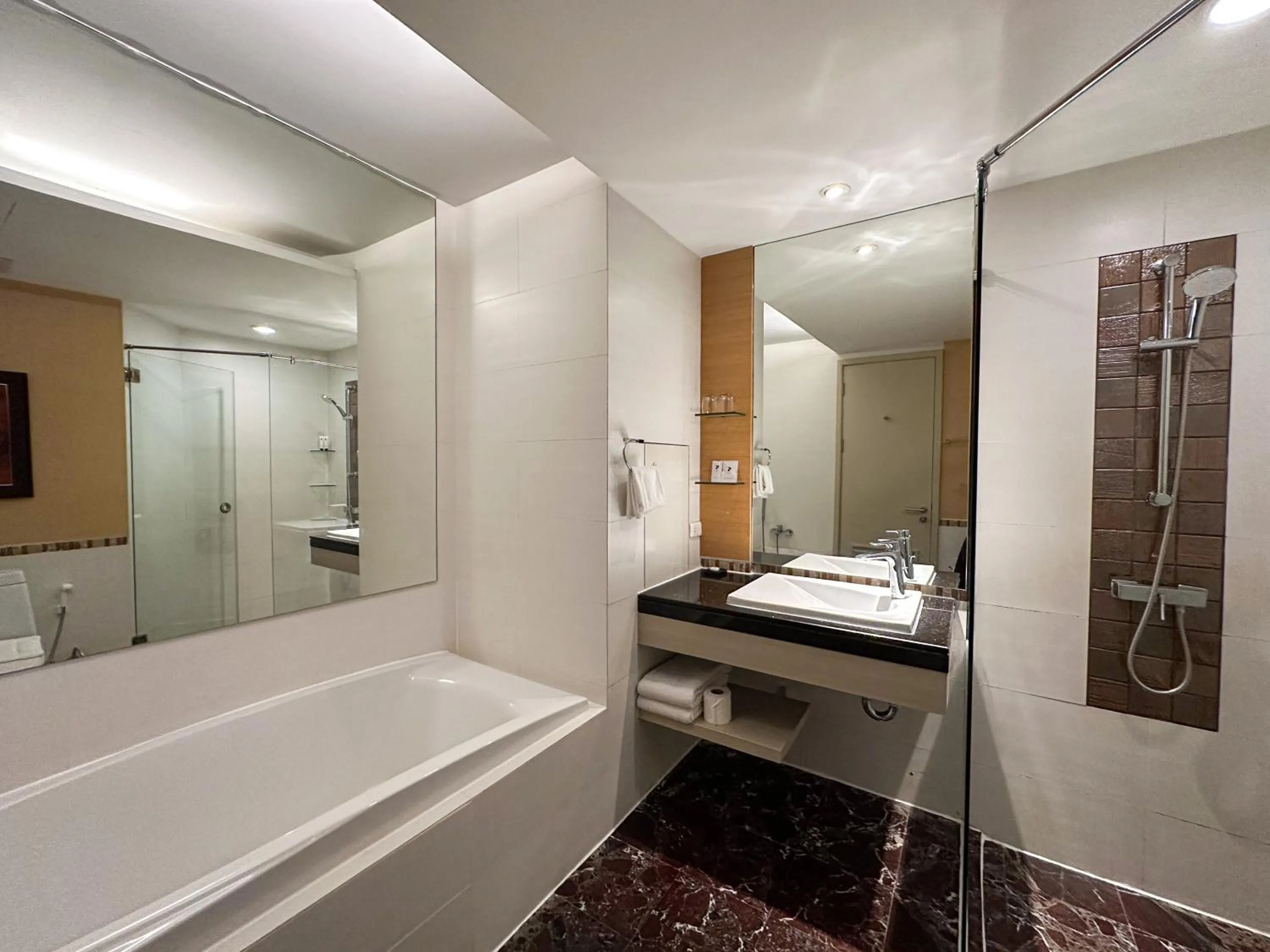 Shower in Urbana Sathorn Hotel, Bangkok