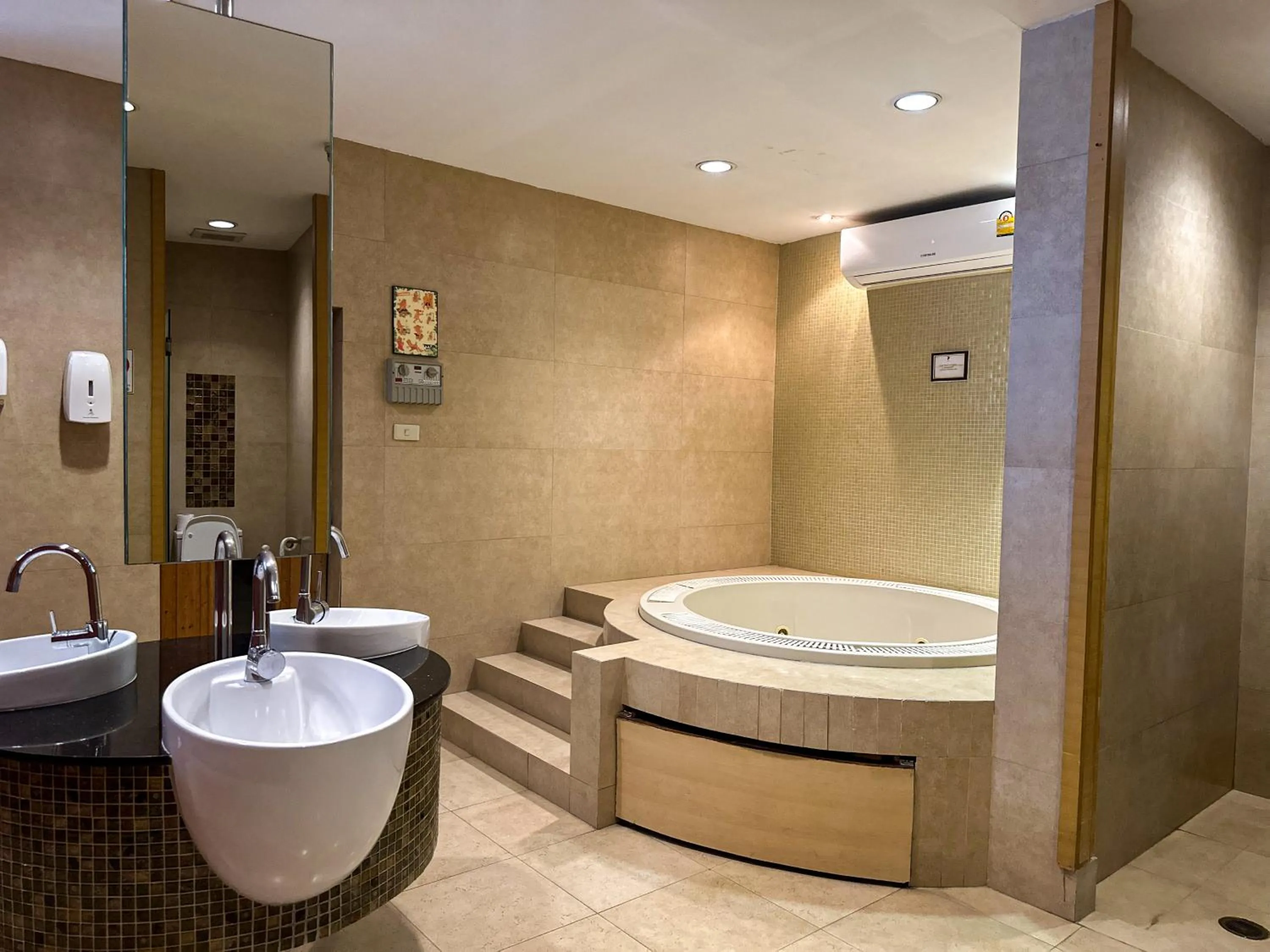 Toilet in Urbana Sathorn Hotel, Bangkok