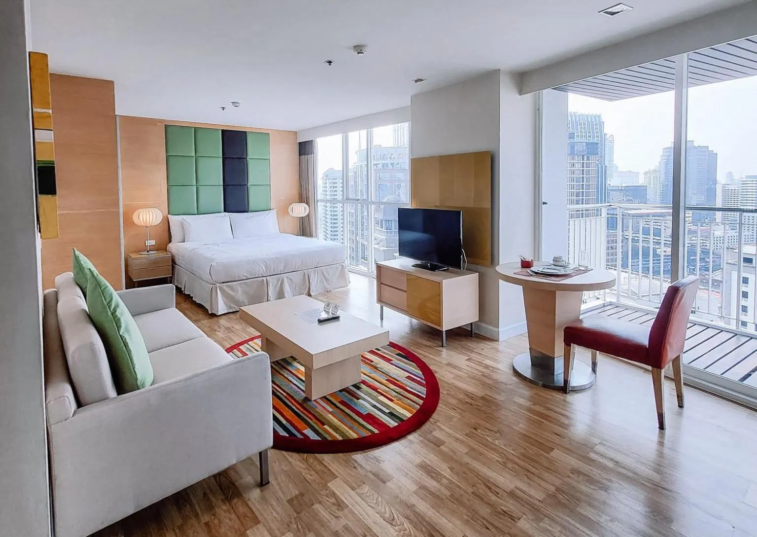 Balcony/Terrace, Bed in Urbana Langsuan Hotel