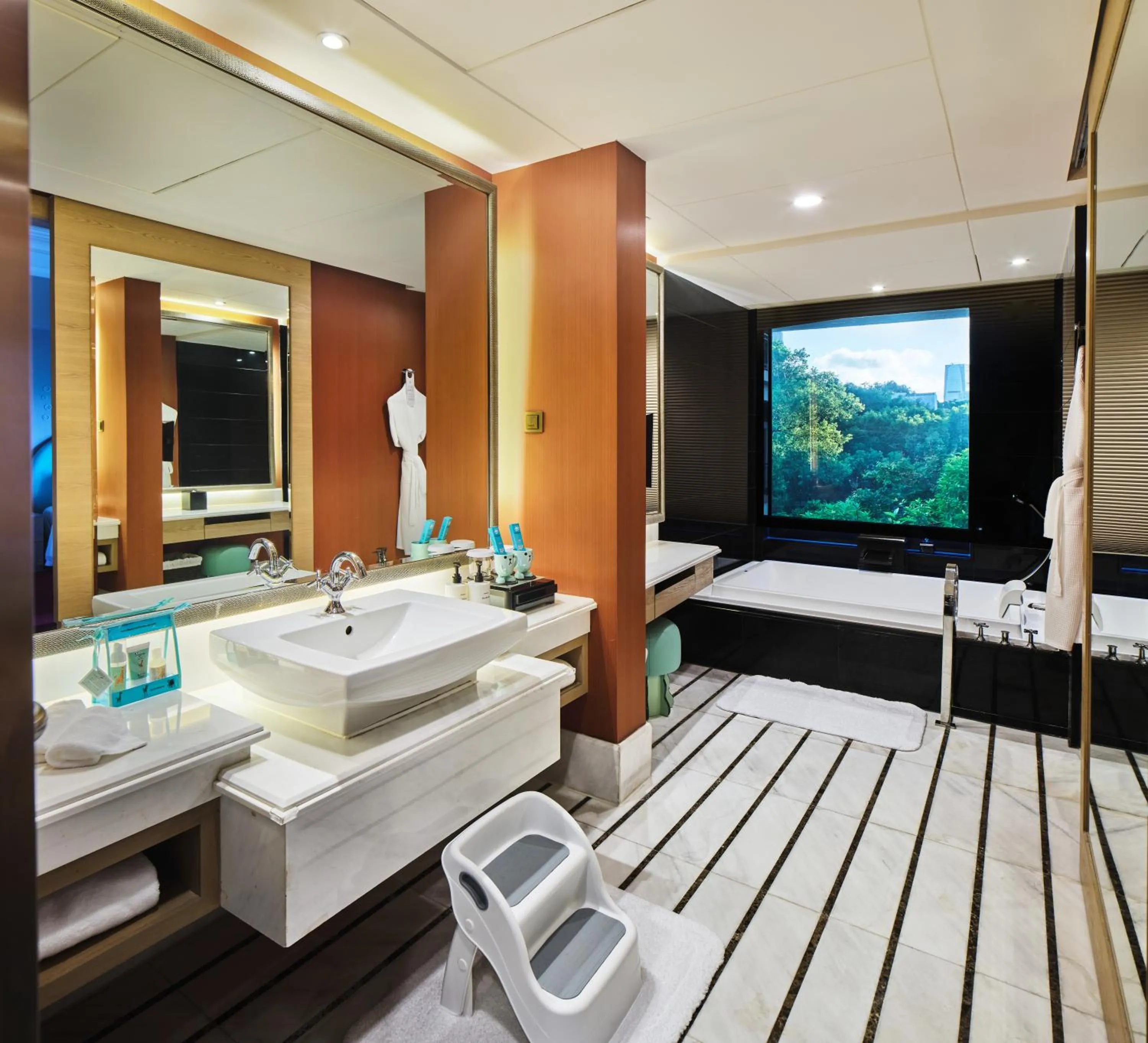 Bathroom, Bed in InterContinental Shenzhen by IHG