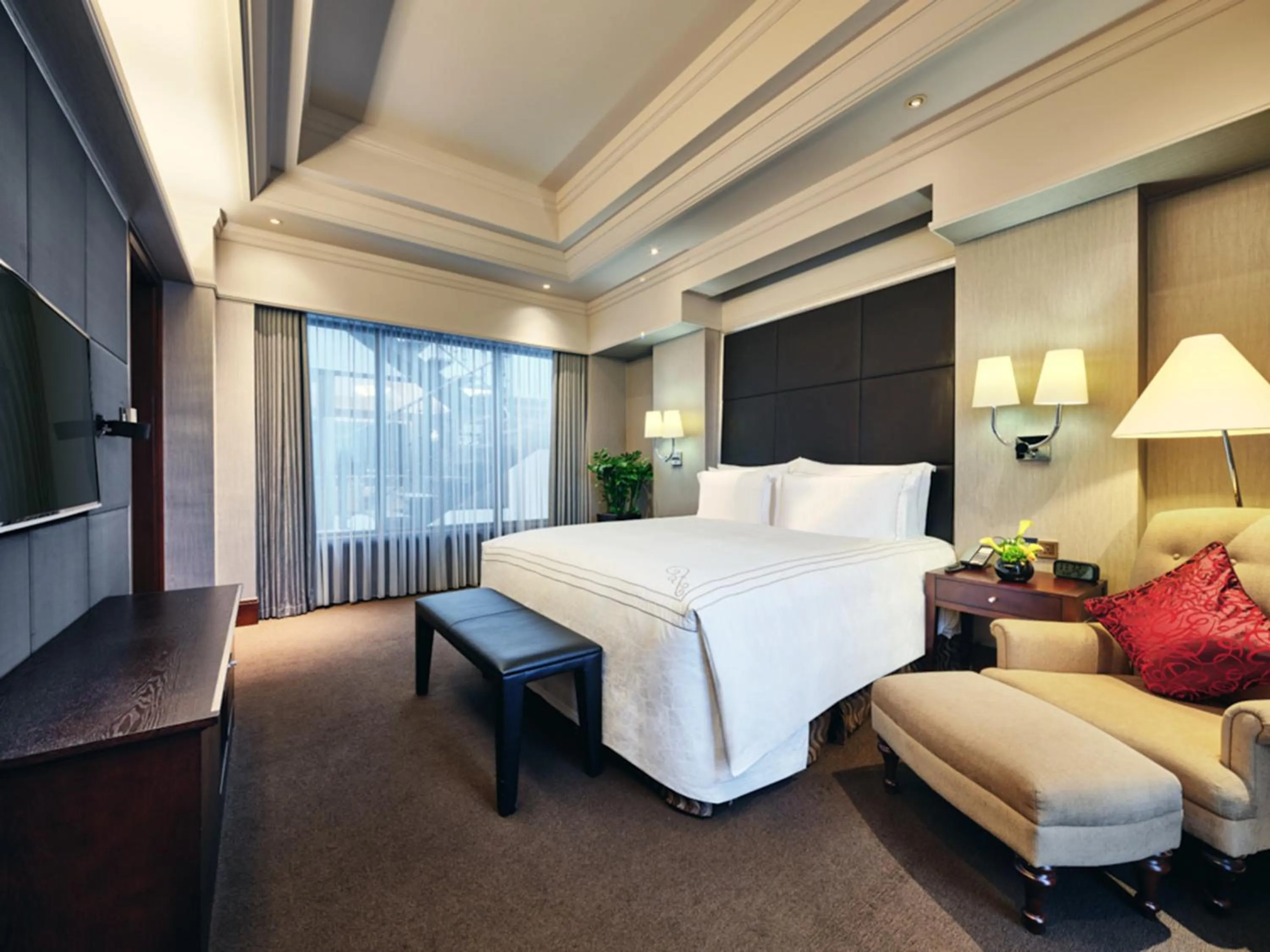 Photo of the whole room, Bed in InterContinental Shenzhen by IHG