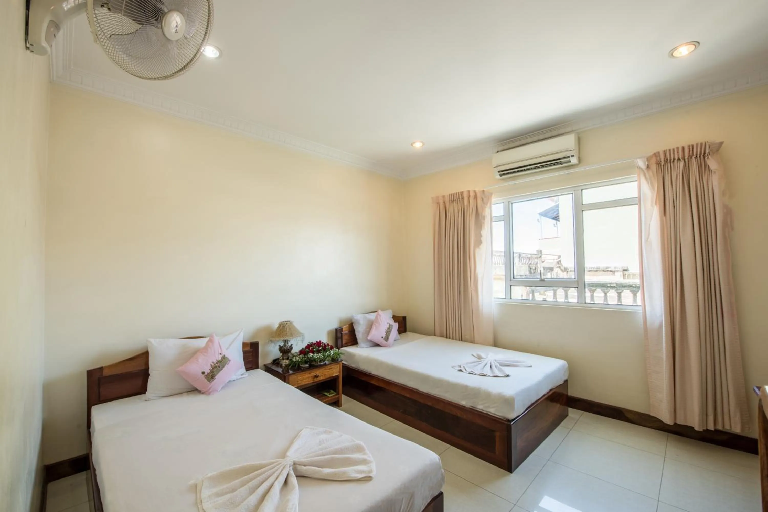 Photo of the whole room, Bed in Seng Hout Hotel