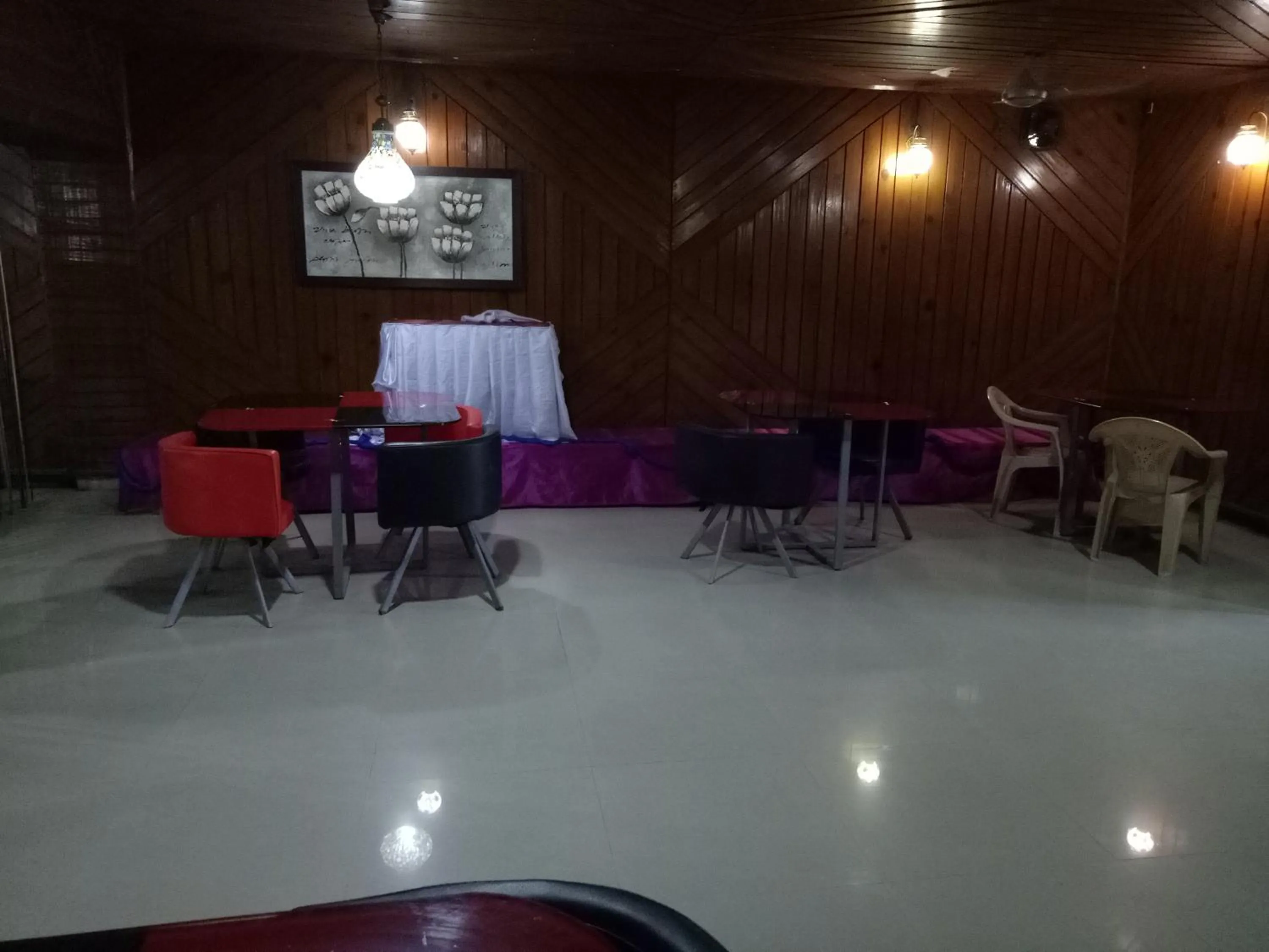 Restaurant/places to eat in Hotel Kameng