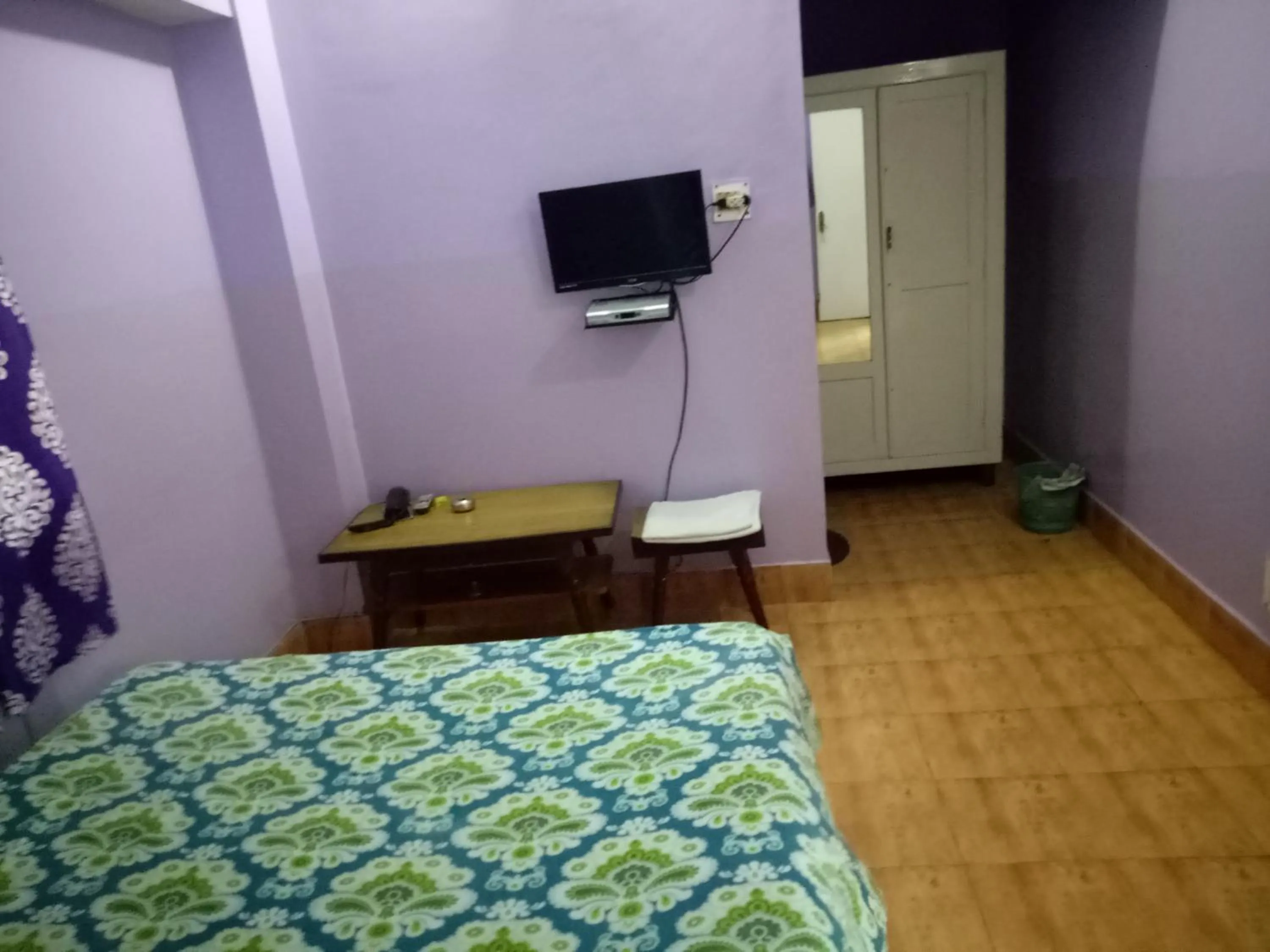 Communal lounge/ TV room, Bed in Hotel Kameng