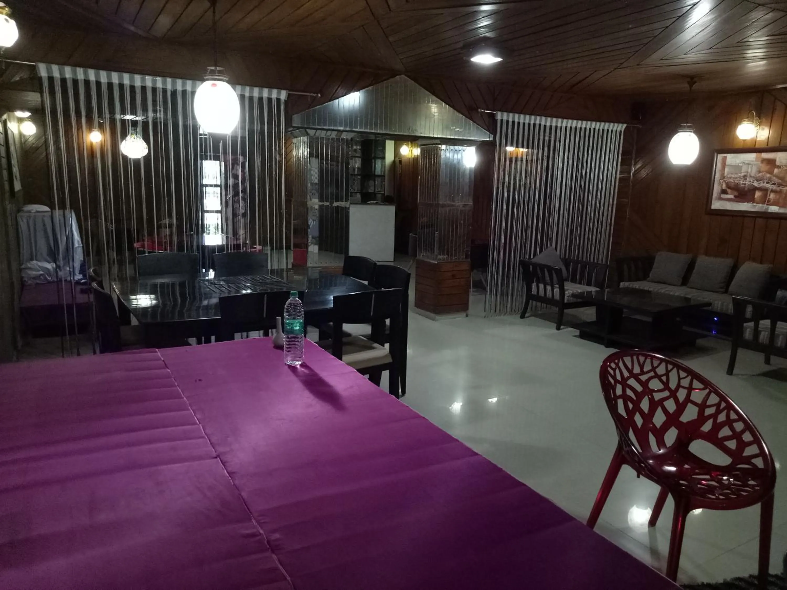 Restaurant/places to eat in Hotel Kameng