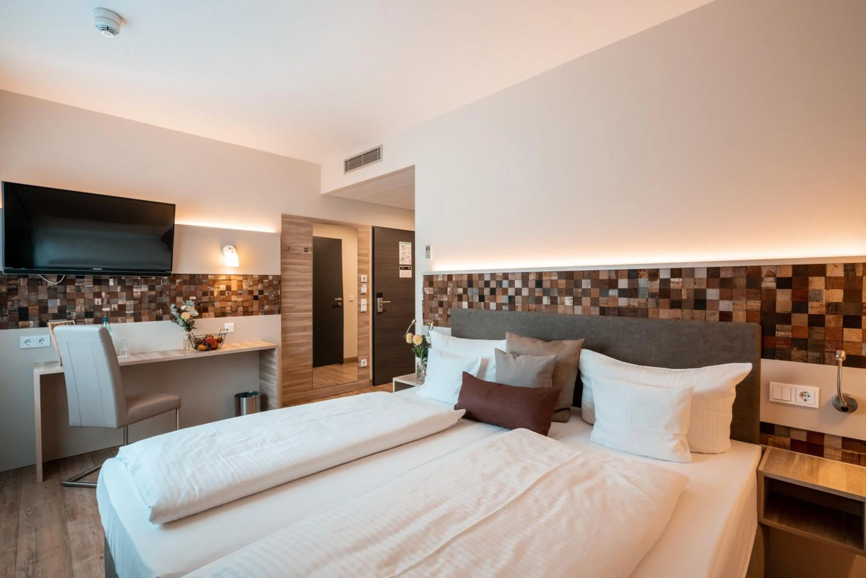 room service, Bed in Weinhotel Wasem