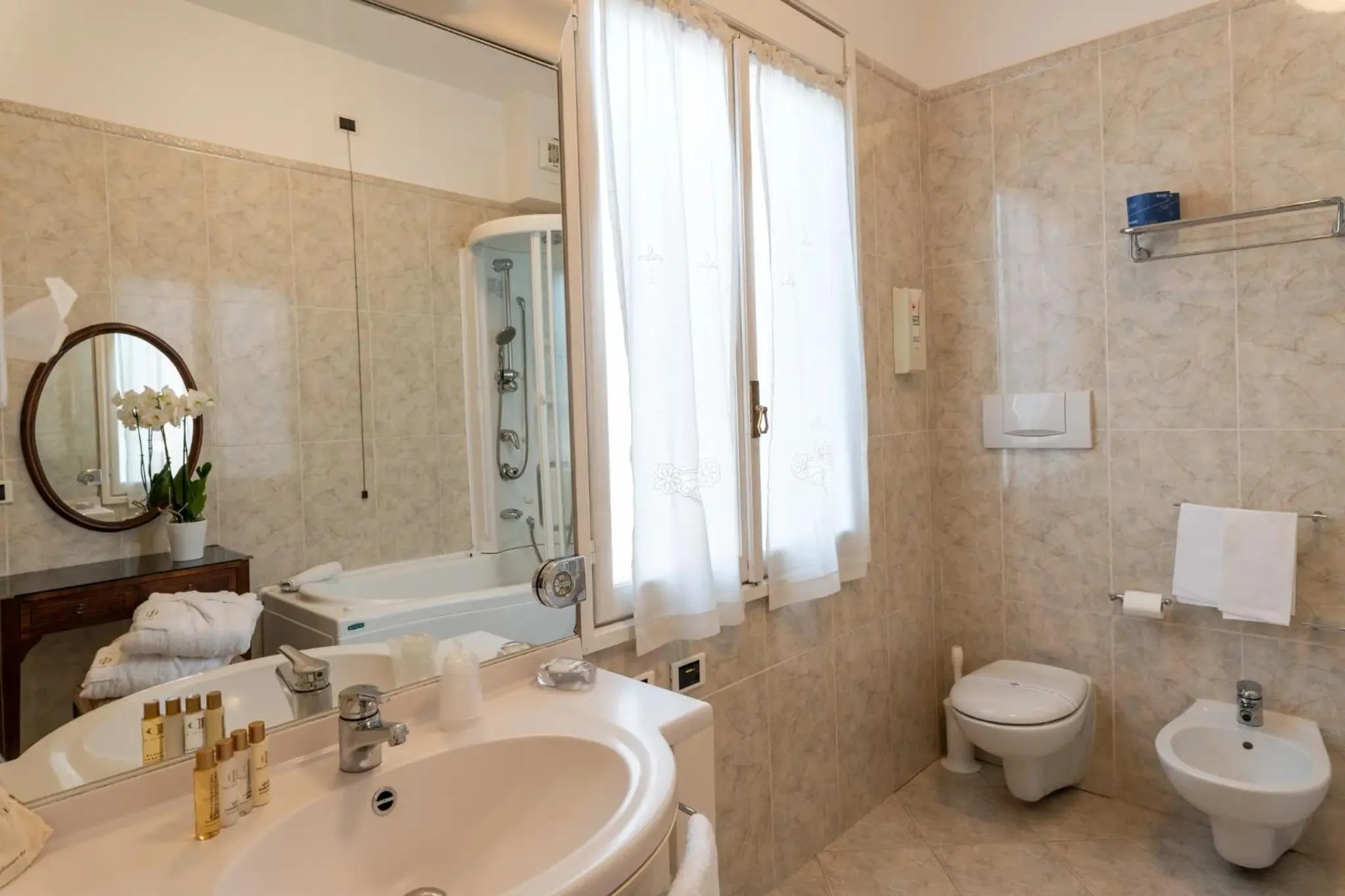 Shower in Phi Hotel Canalgrande