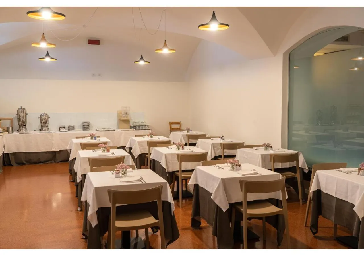 Restaurant/places to eat in Phi Hotel Canalgrande