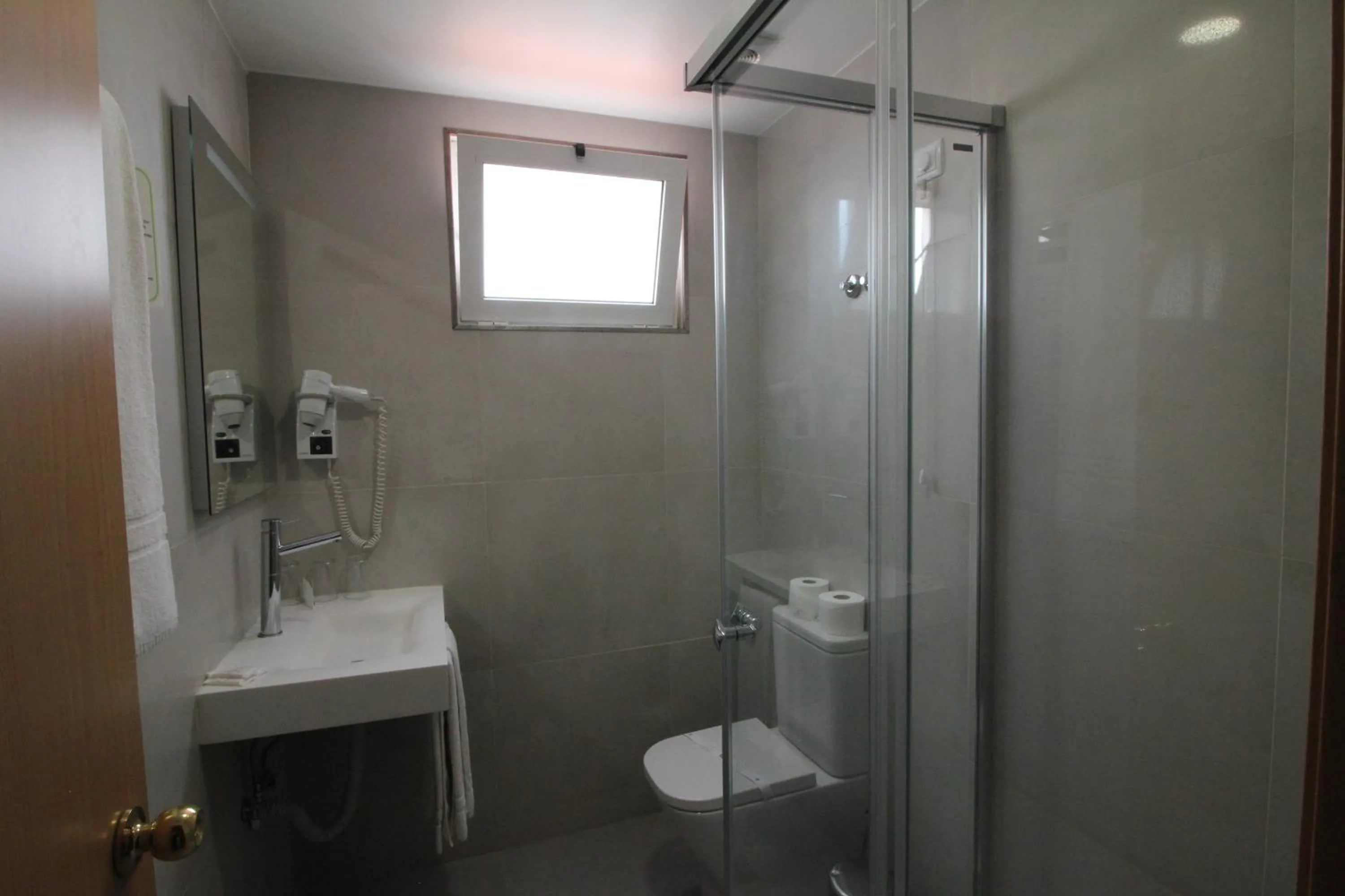 Shower in Imperador Hotel