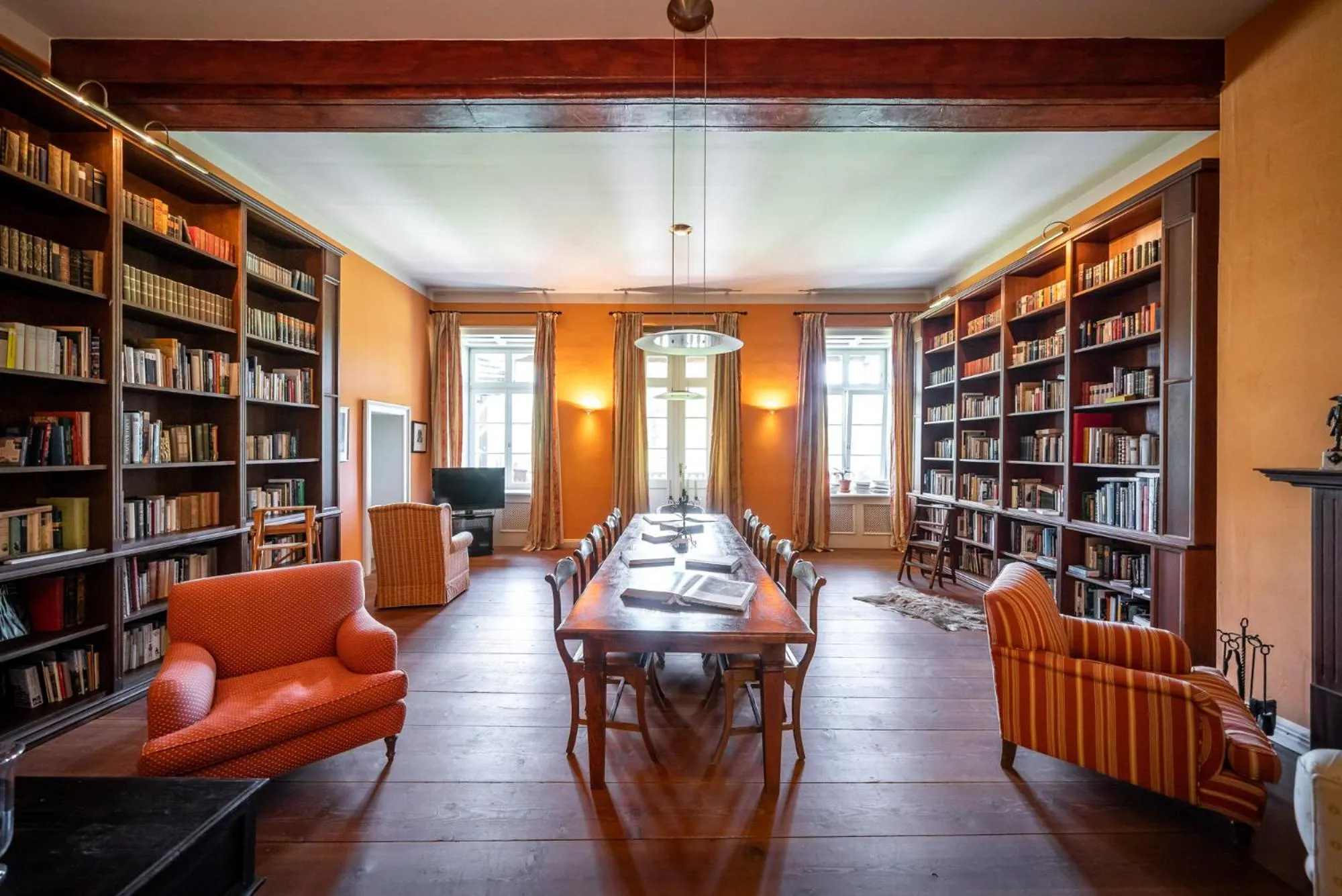 Communal lounge/ TV room in Romantik Hotel Gutshaus Ludorf