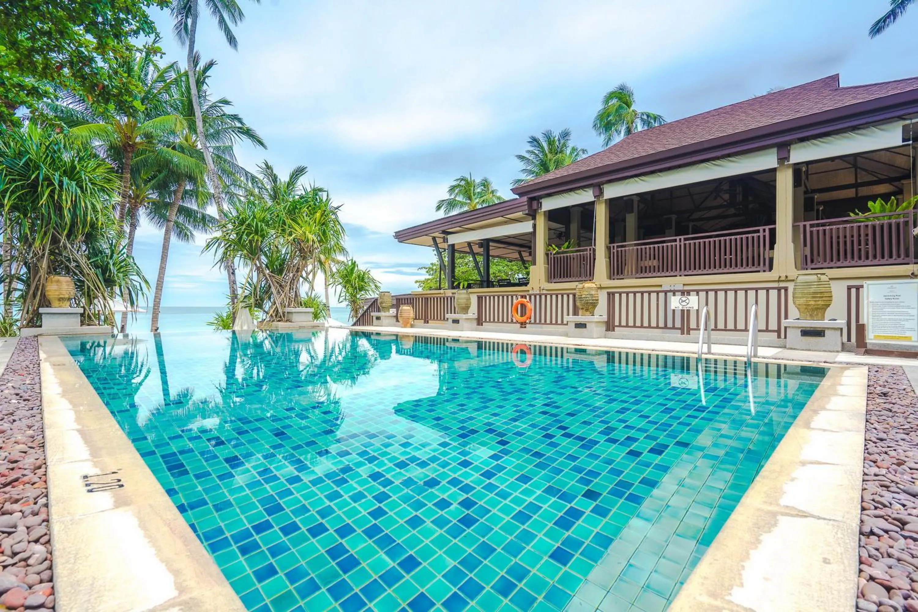 Swimming pool in Impiana Beachfront Resort Chaweng Noi, Koh Samui