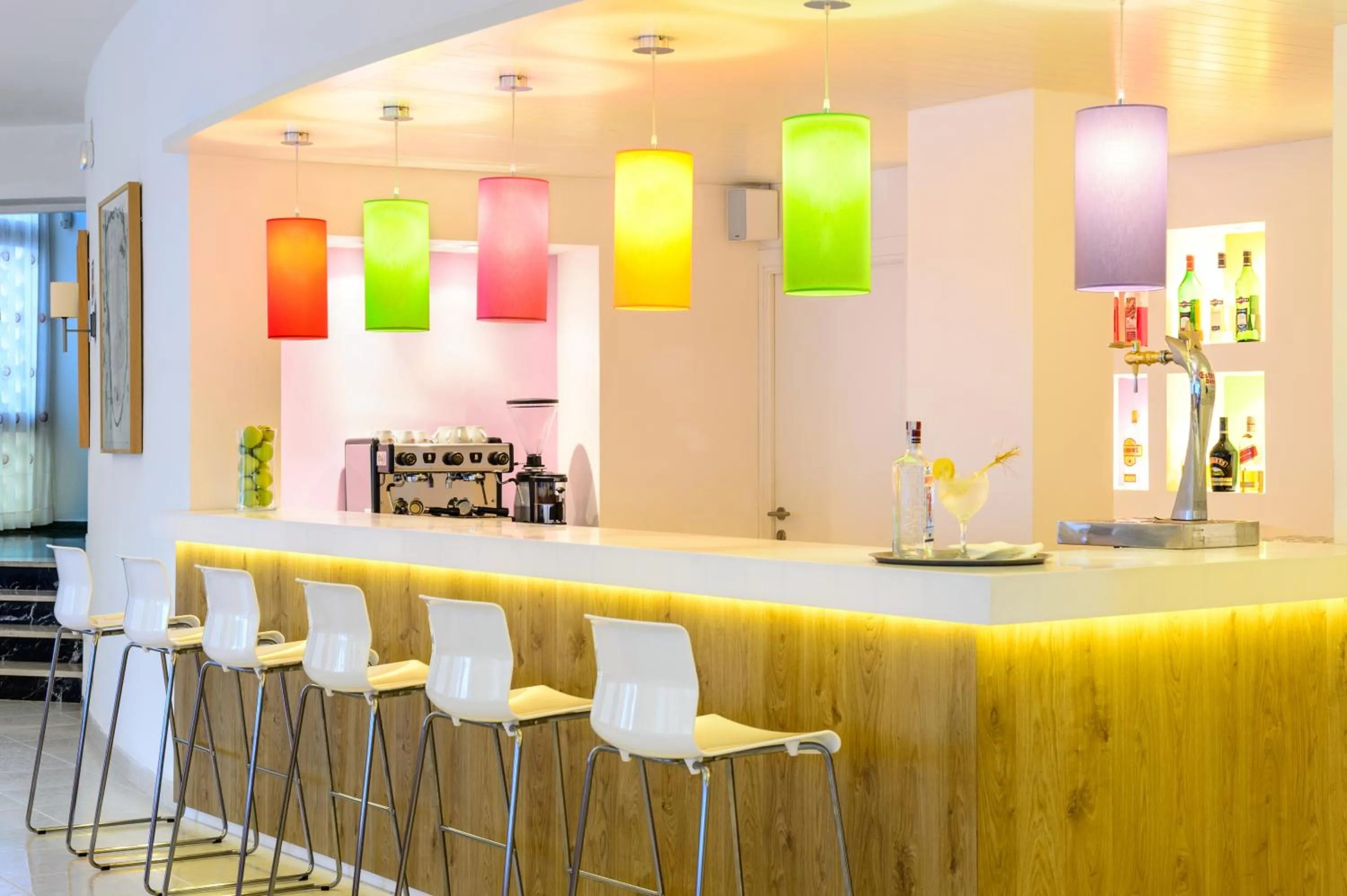 Lounge or bar in Hotel Cenit & Apts Sol y Viento