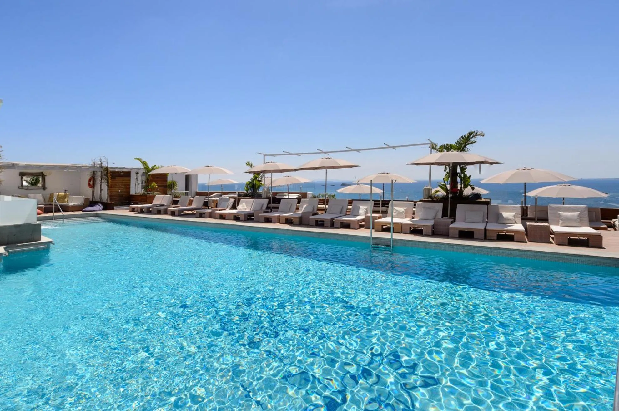 Swimming pool in Hotel Cenit & Apts Sol y Viento