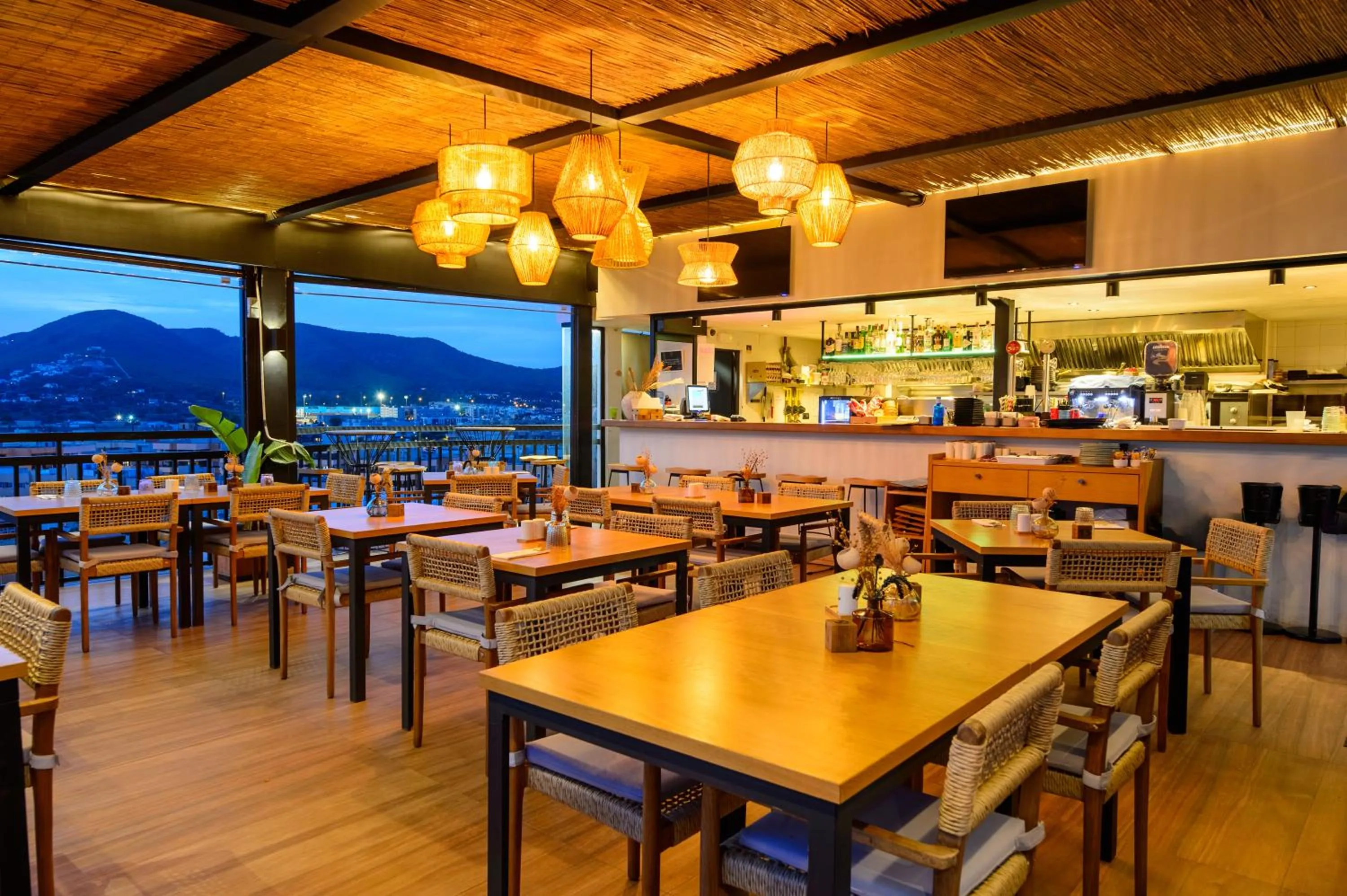 Restaurant/places to eat in Hotel Cenit & Apts Sol y Viento