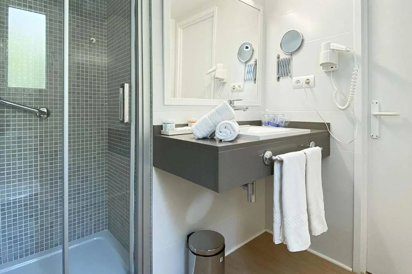 Shower in Hotel Cenit & Apts Sol y Viento