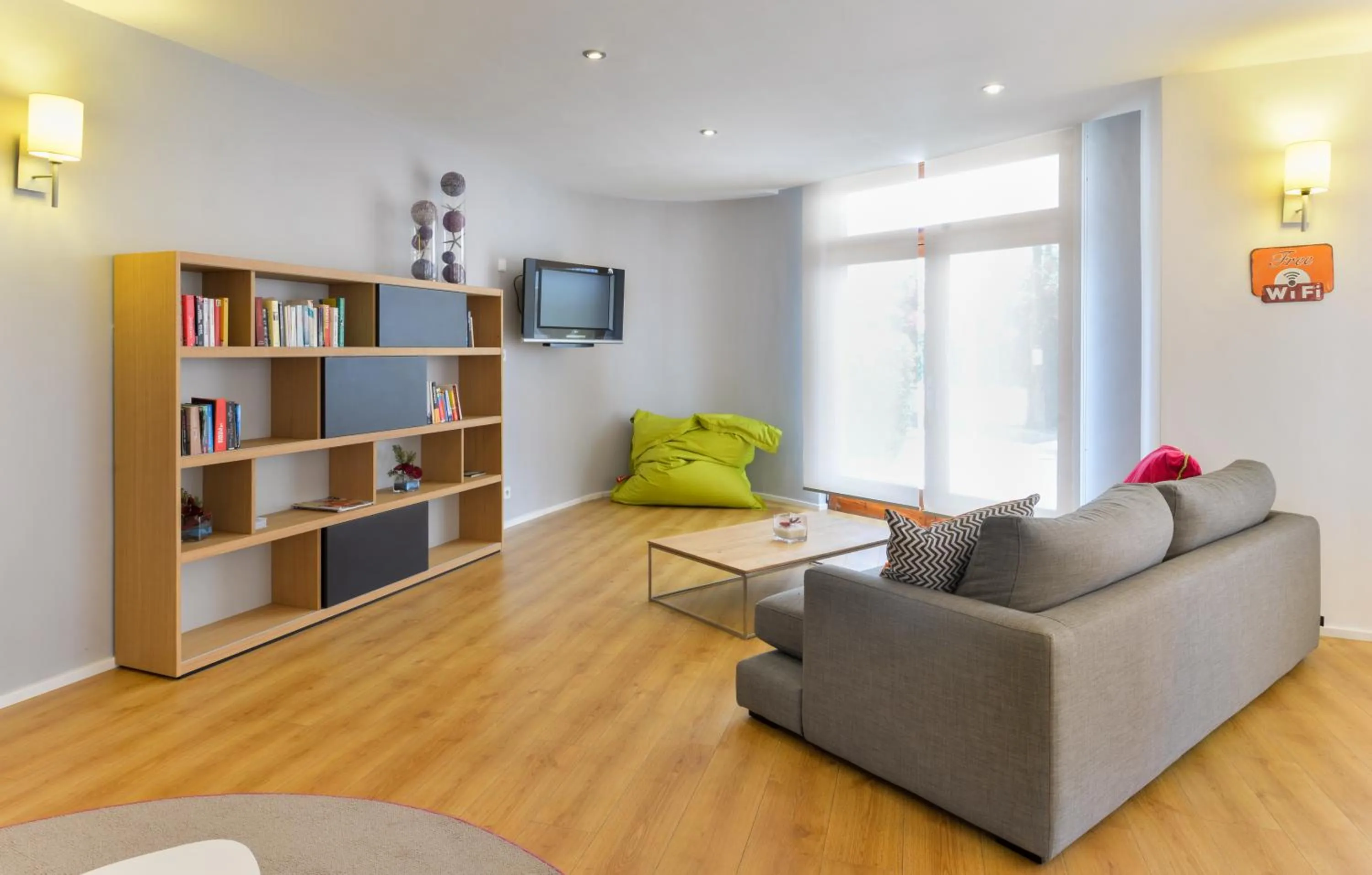 Communal lounge/ TV room in Hotel Cenit & Apts Sol y Viento