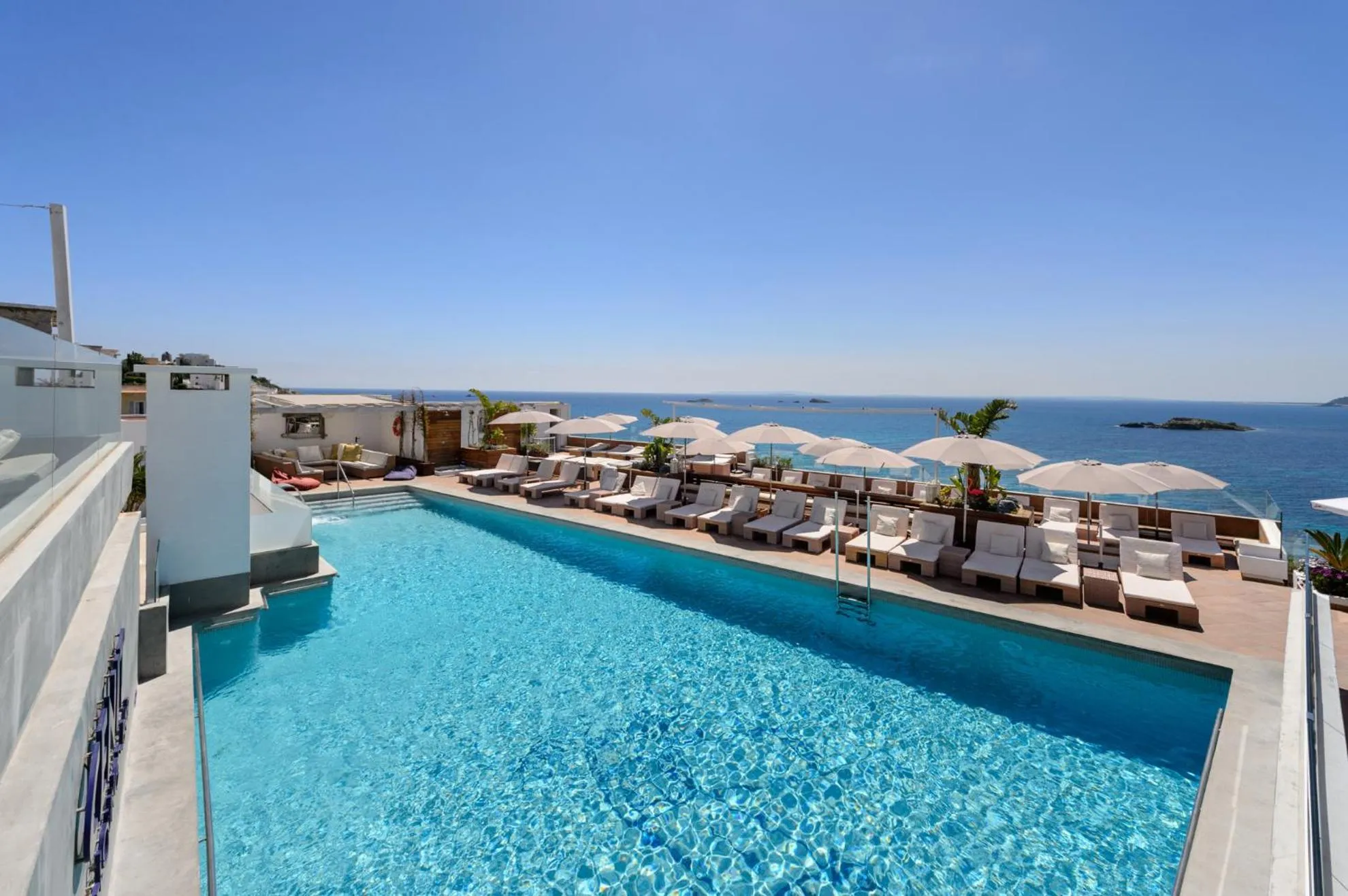 Swimming pool in Hotel Cenit & Apts Sol y Viento