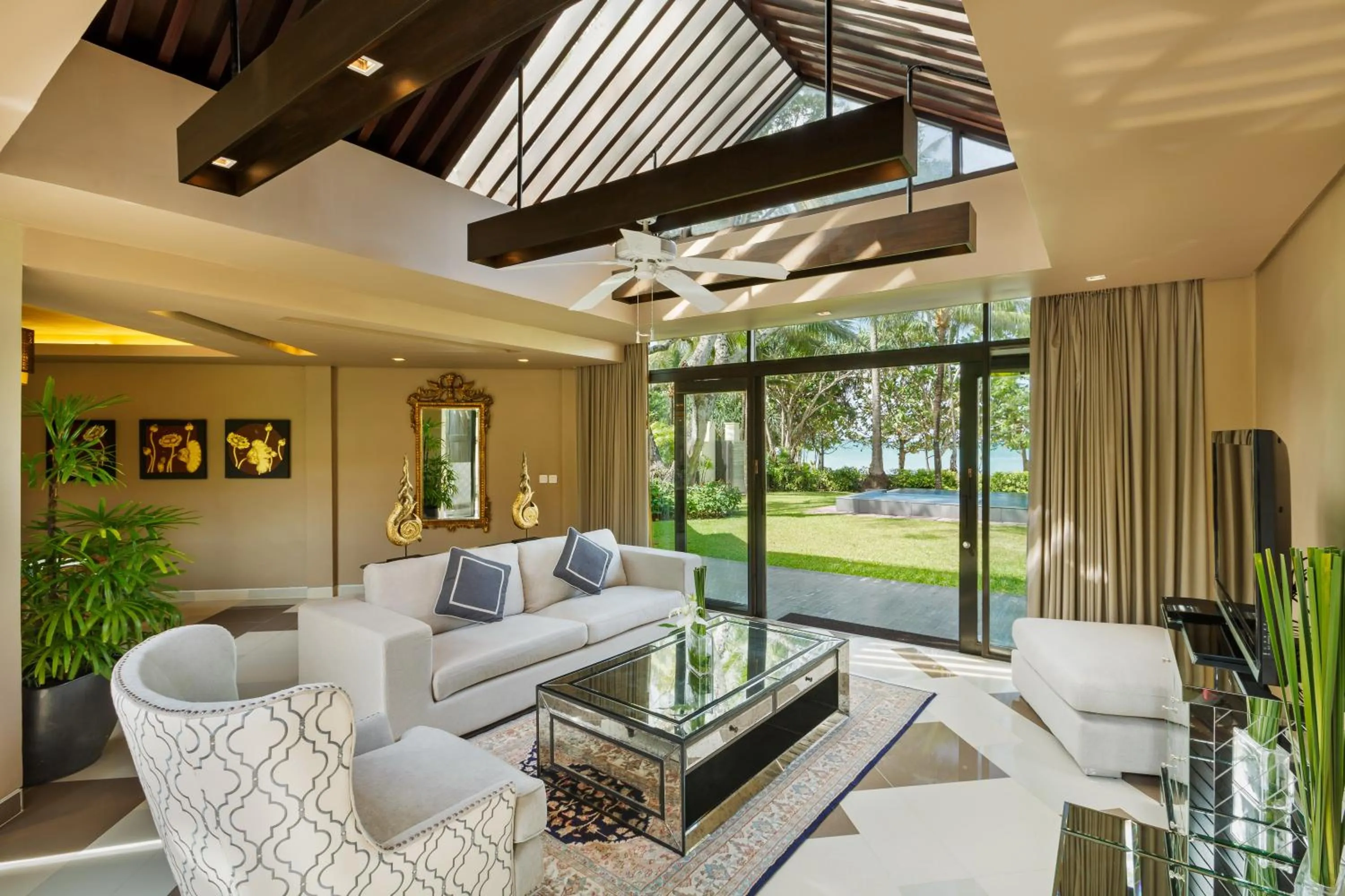 Living room in Impiana Beachfront Resort Patong, Phuket