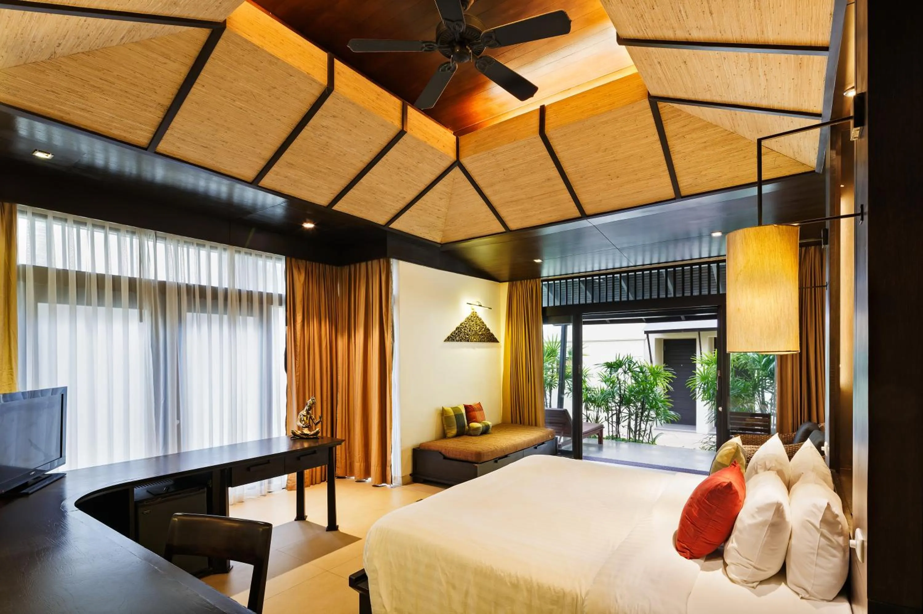 Bedroom, Bed in Impiana Beachfront Resort Patong, Phuket