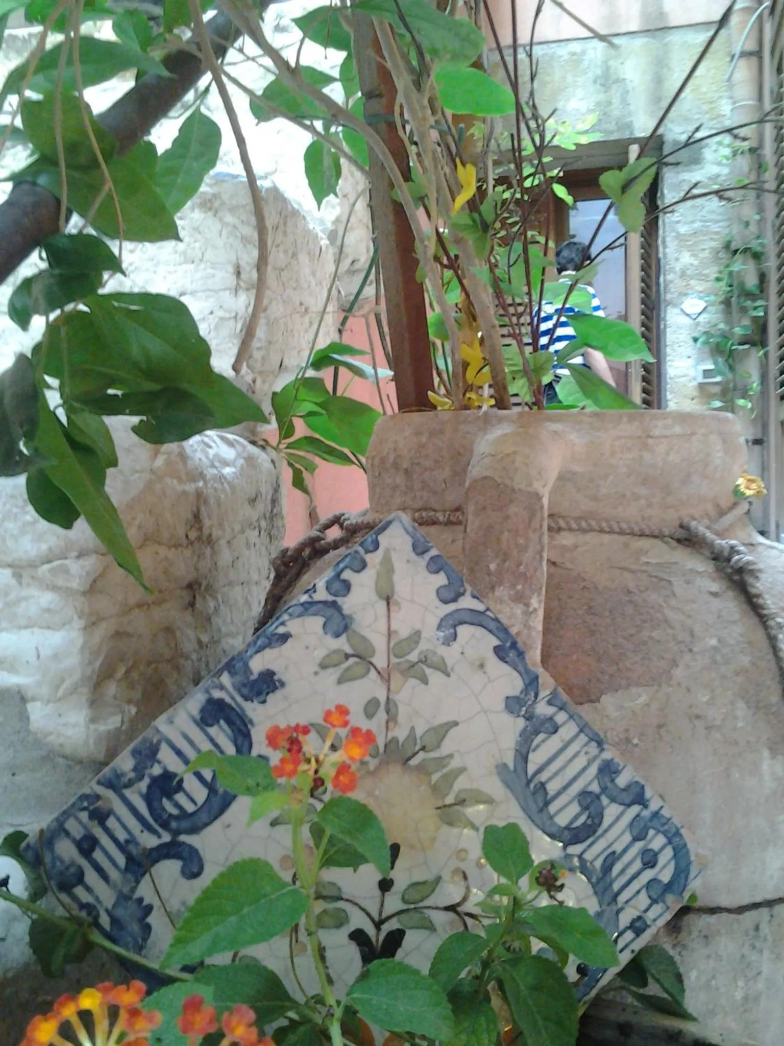 Decorative detail in Il Cortile Fiorito