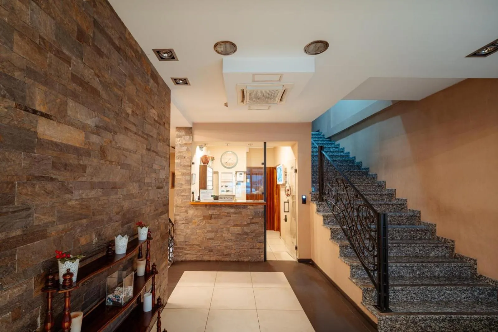 Lobby or reception in Hotel 1000 Ruza