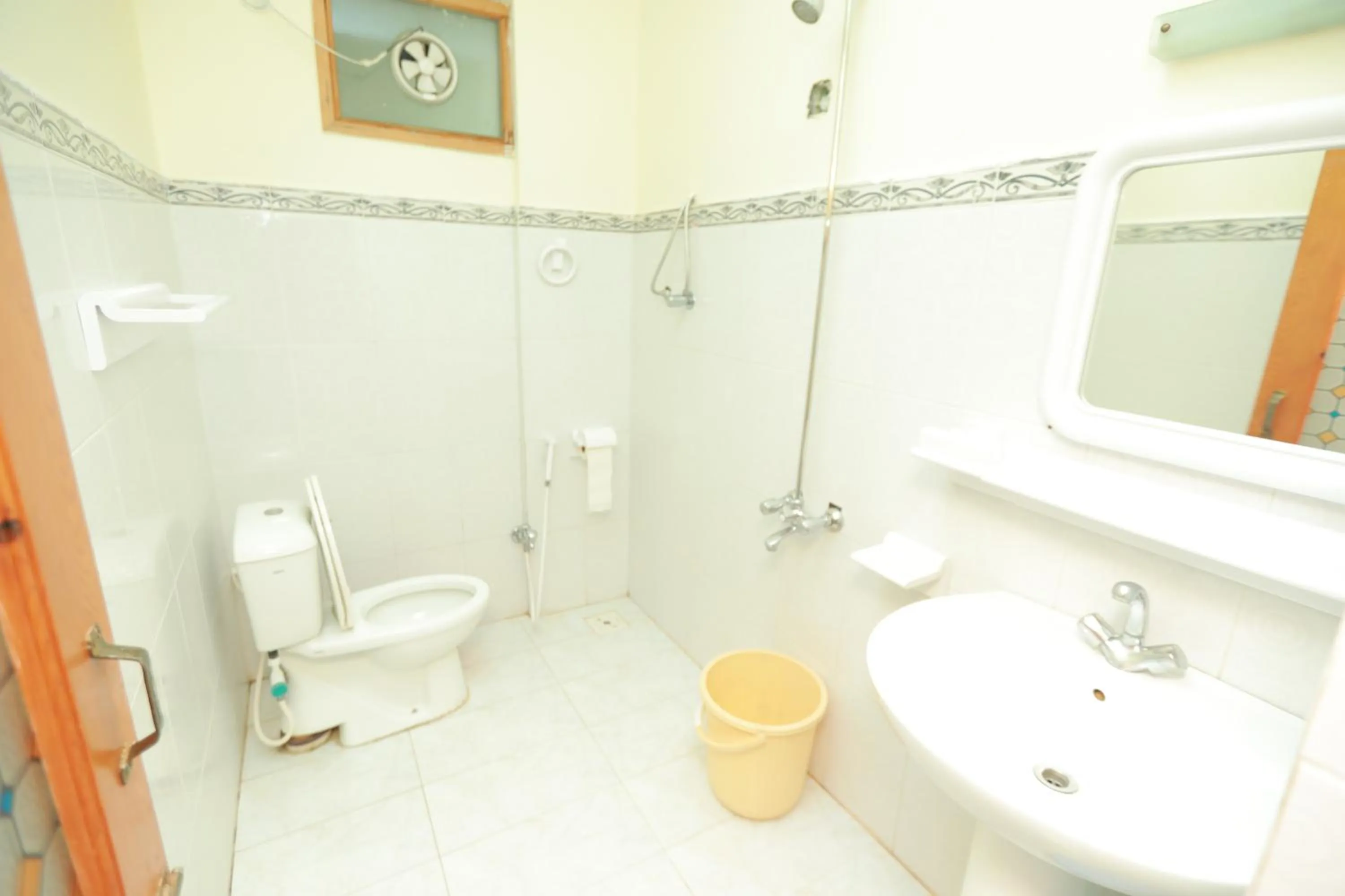 Shower in Muzaffarabad View Motel