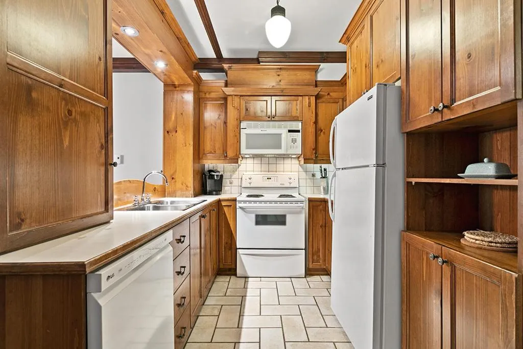 Kitchen or kitchenette in Le Manoir 106-7 by Escapades Tremblant