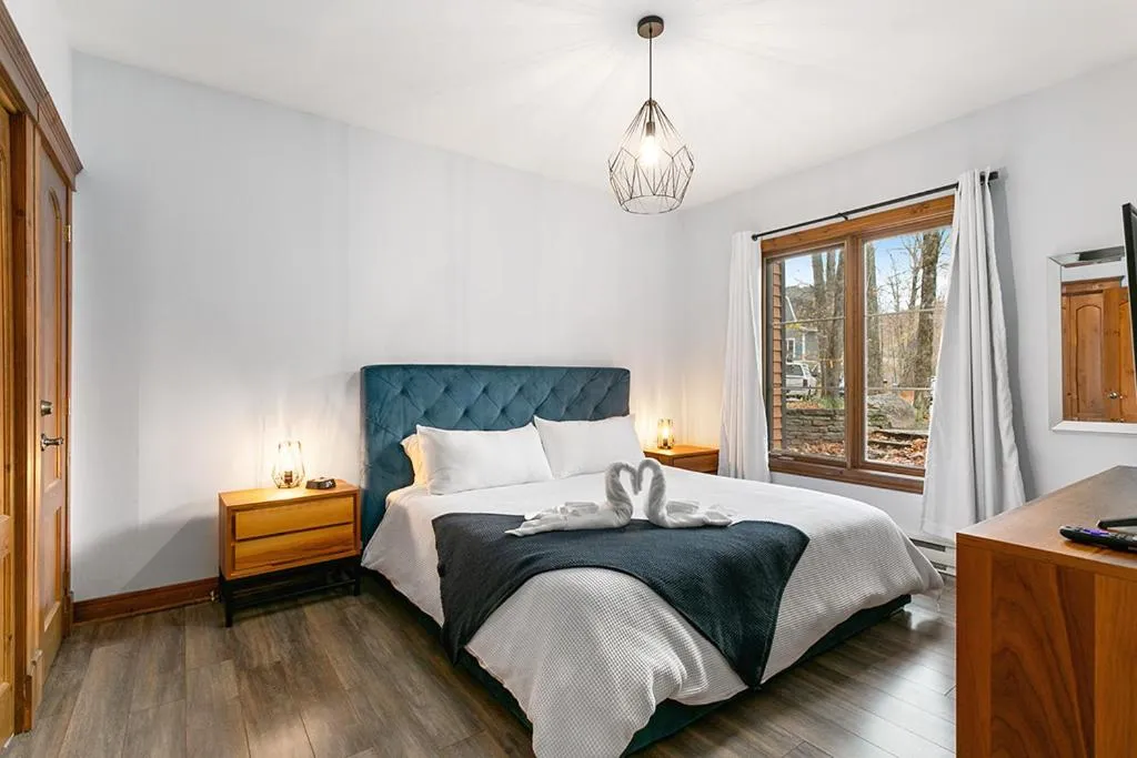 Bedroom, Bed in Le Manoir 106-7 by Escapades Tremblant