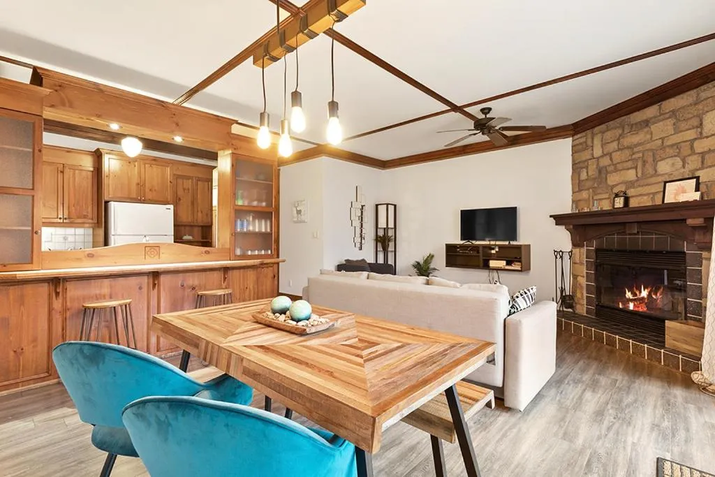 Dining area in Le Manoir 106-7 by Escapades Tremblant