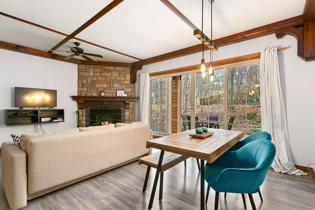 Dining area in Le Manoir 106-7 by Escapades Tremblant